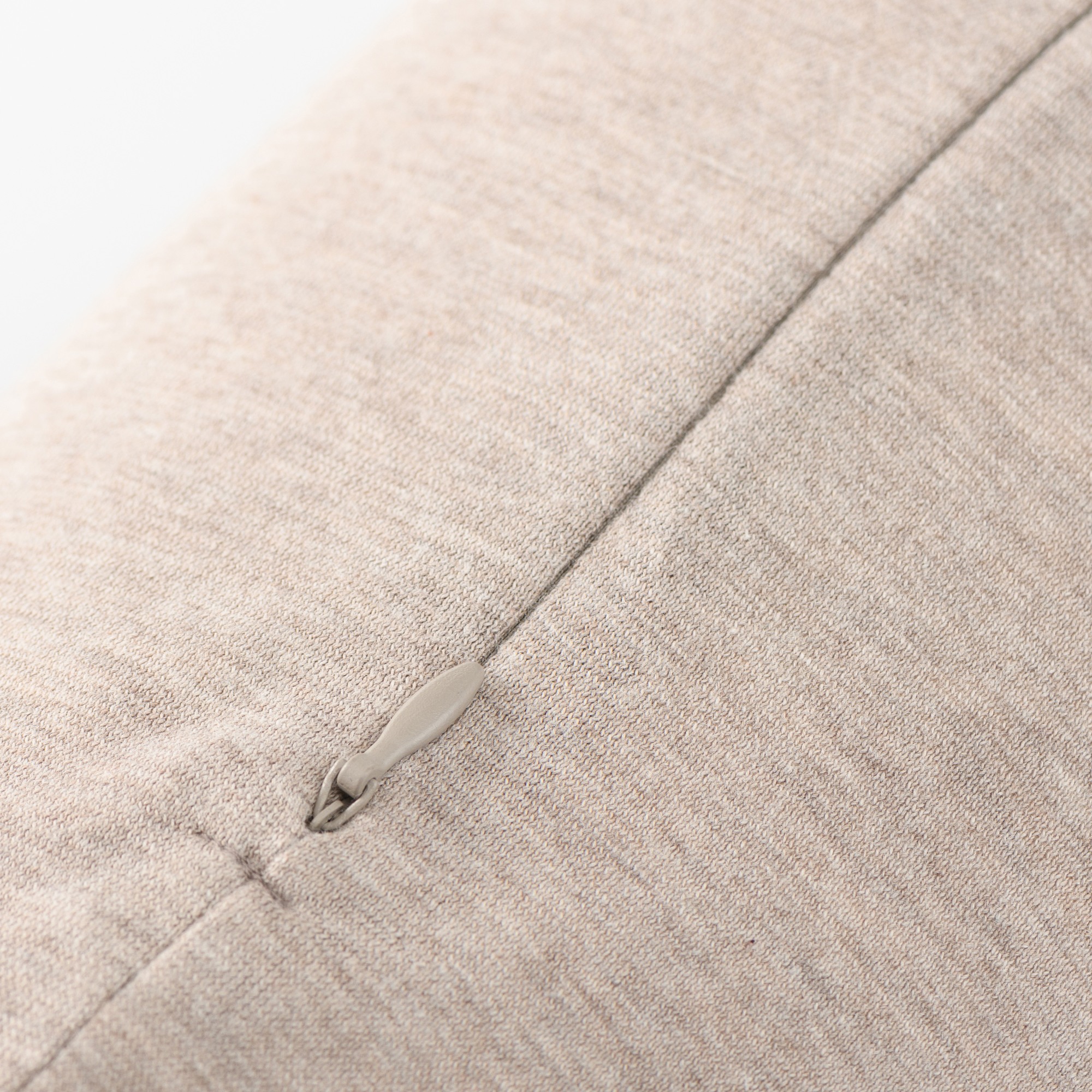 FITTING NECK CUSHION BEIGE