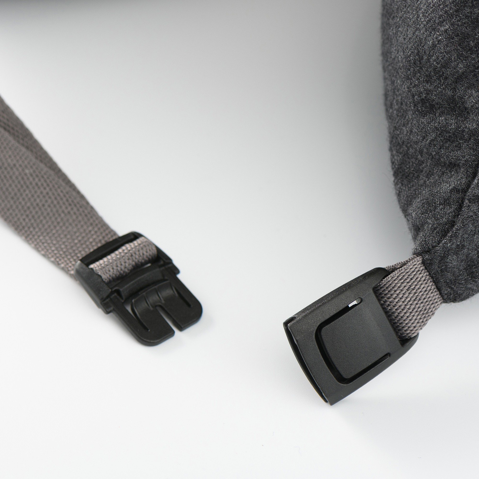 FITTING NECK CUSHION W/HOOD DARK GREY