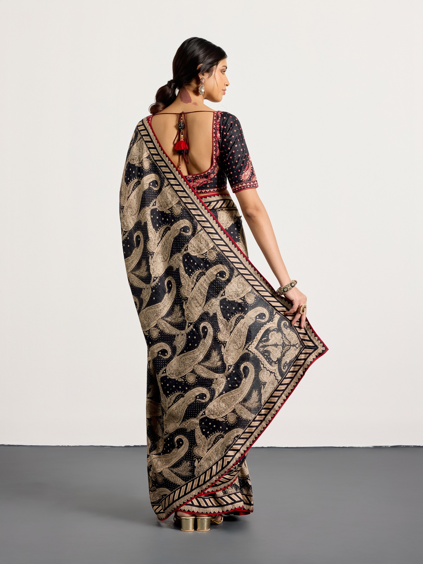Black Beige Dancing Paisley Saree