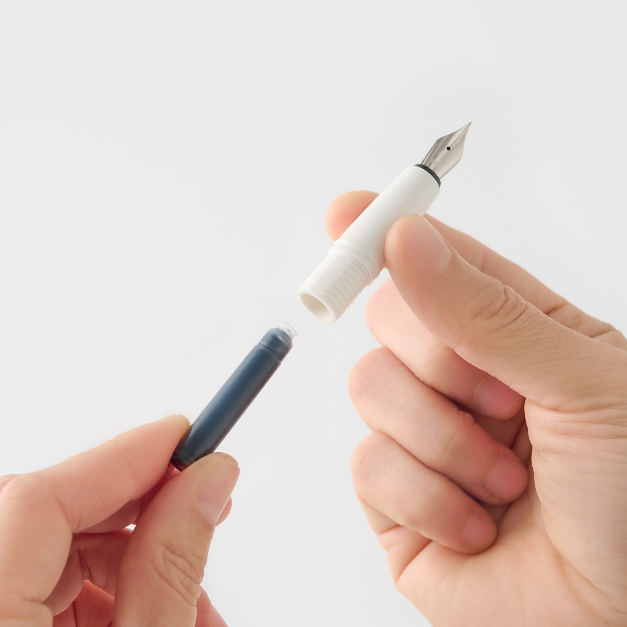 Compact fountain pen refill