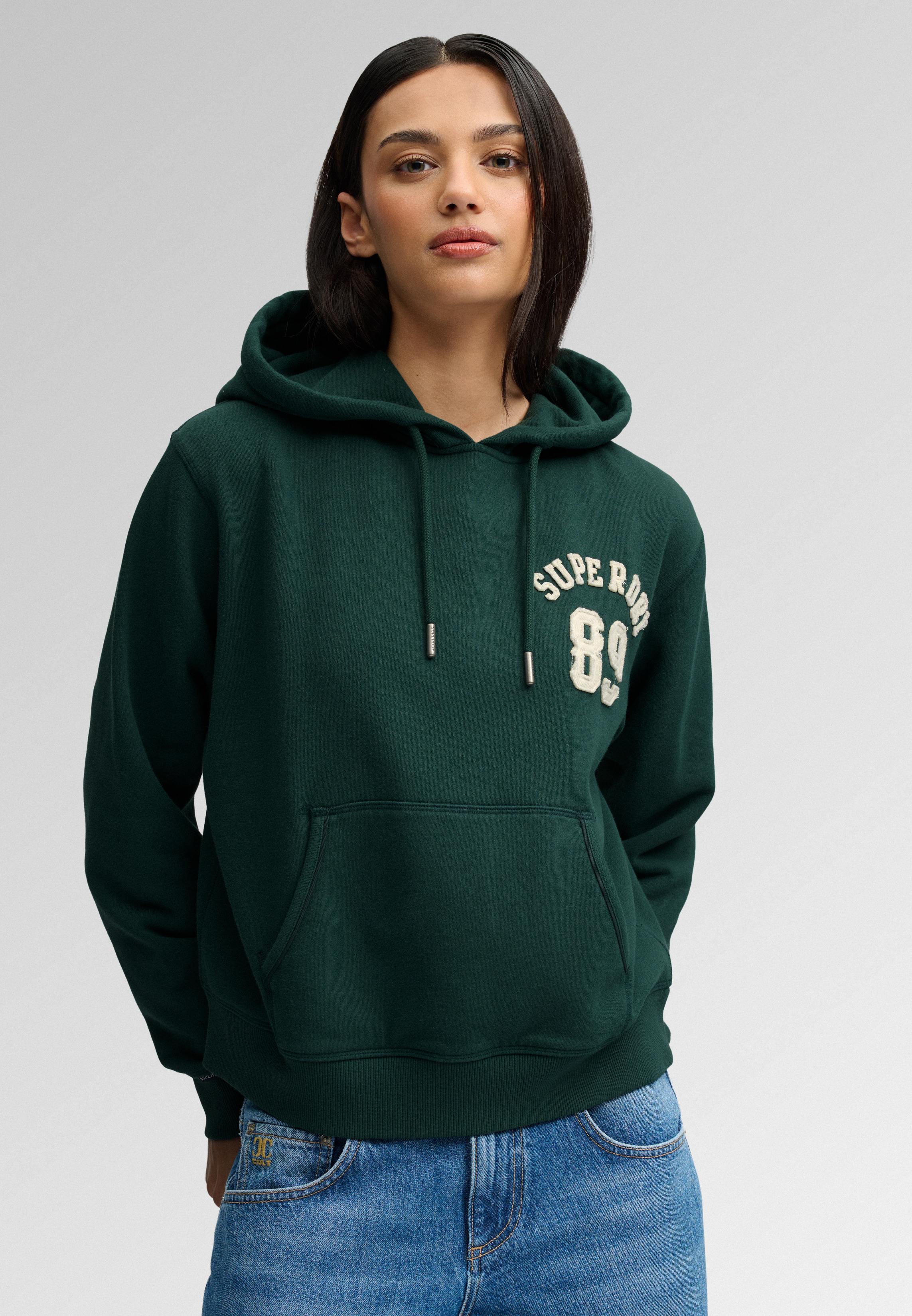 ATHLETIC ESSENTIAL APPLIQUE CROP HOOD