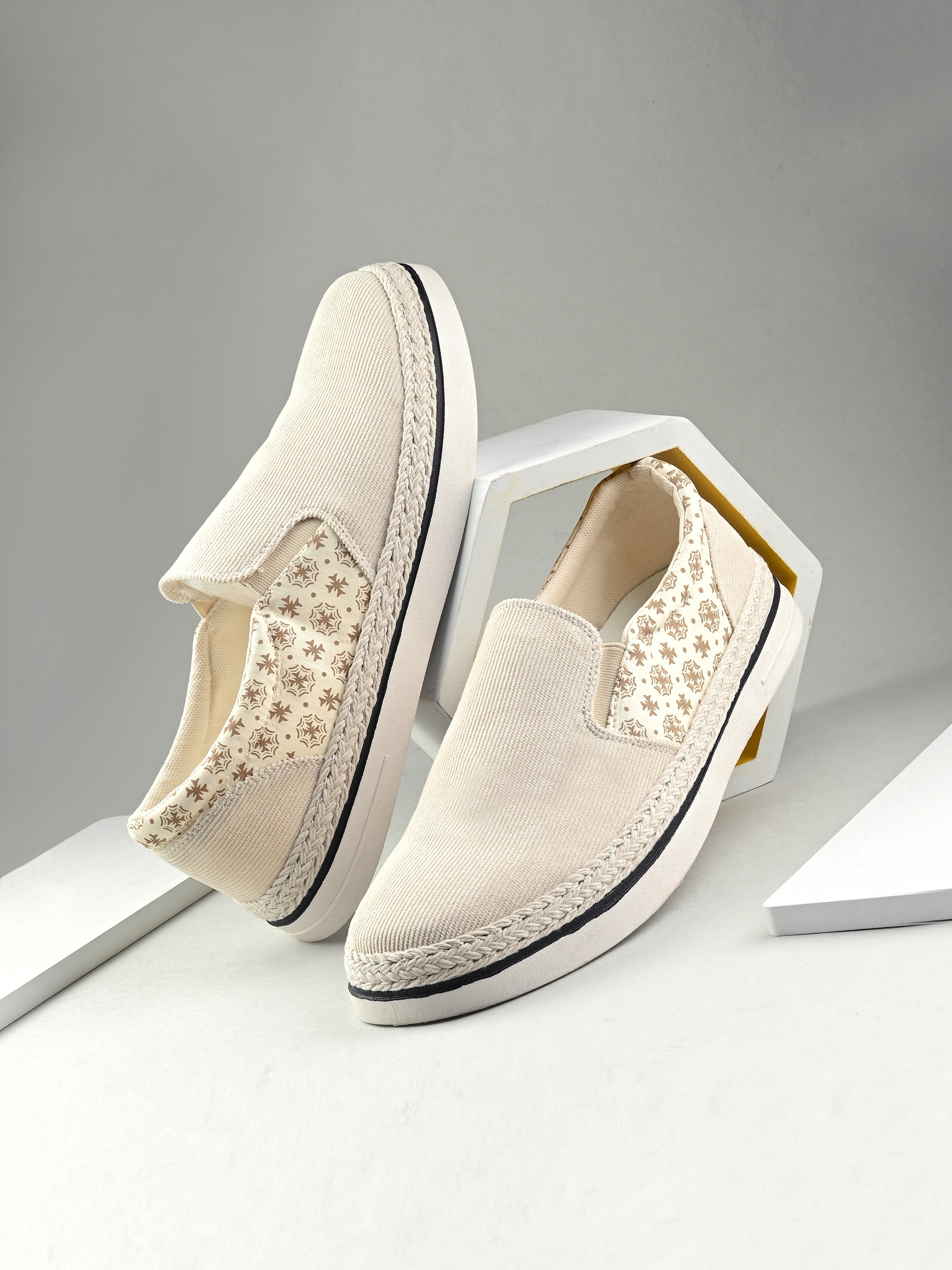 Surtur   Men White Slip On Sneaker