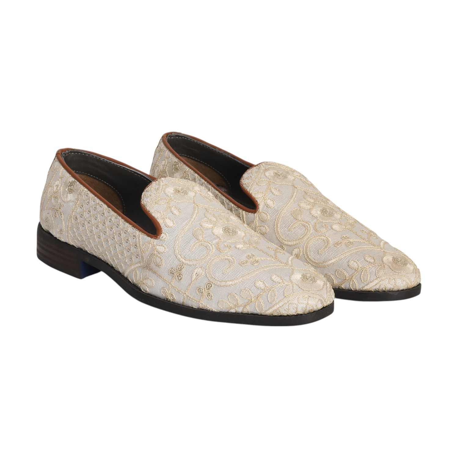 Men Beige Traditional Embroidered Jutti