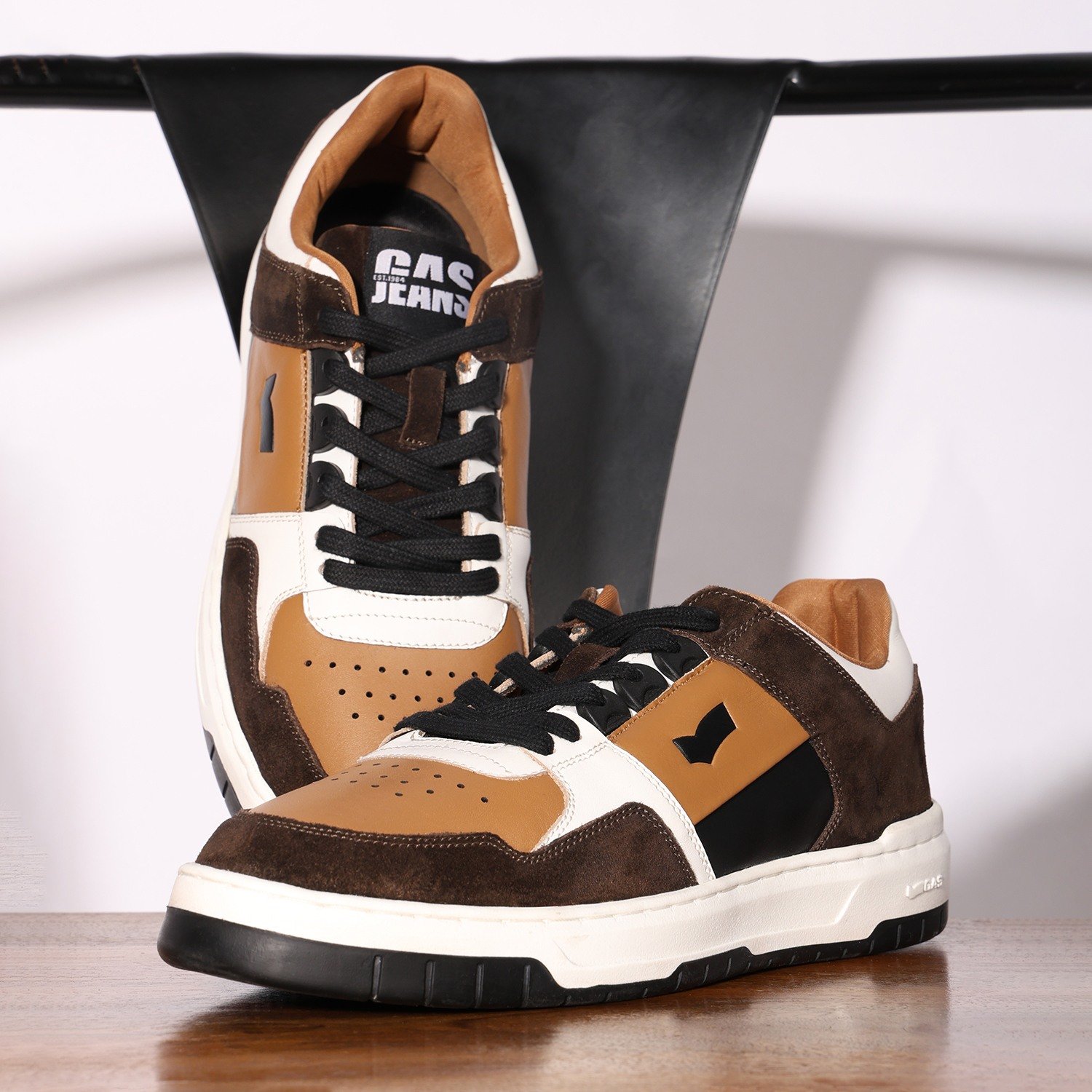 Men Void Runner  Beige Black Sneakers