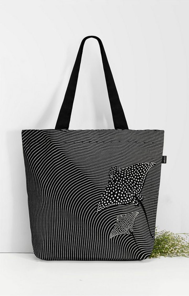 Large Zipper Tote Bag - Mesmerizing Stingray
