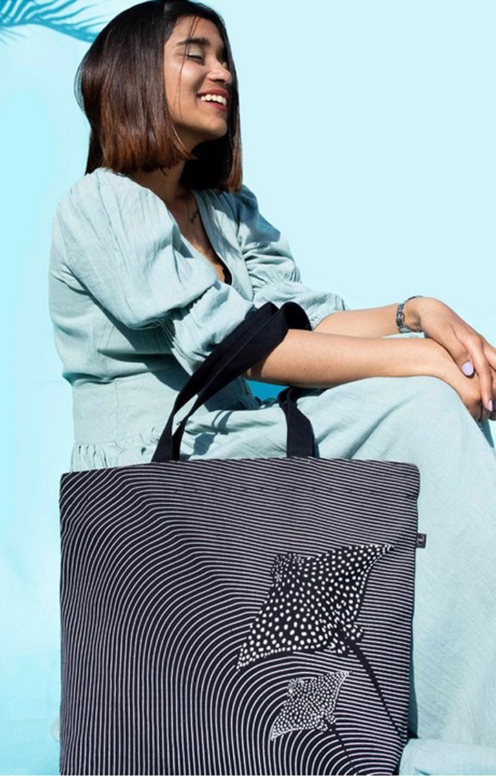 Large Zipper Tote Bag - Mesmerizing Stingray