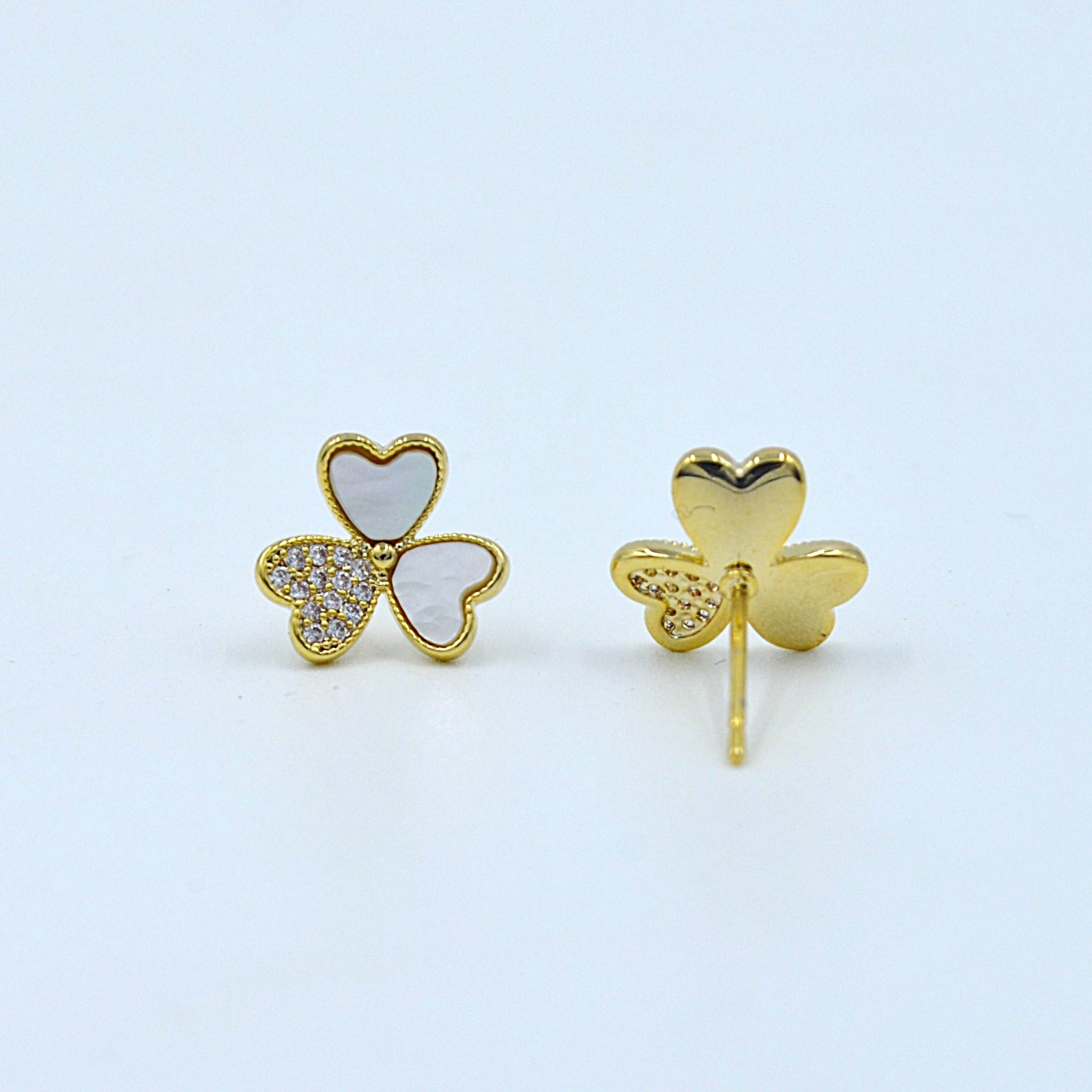 The Nila Gold plated Floral pendant chain with Stud earrings