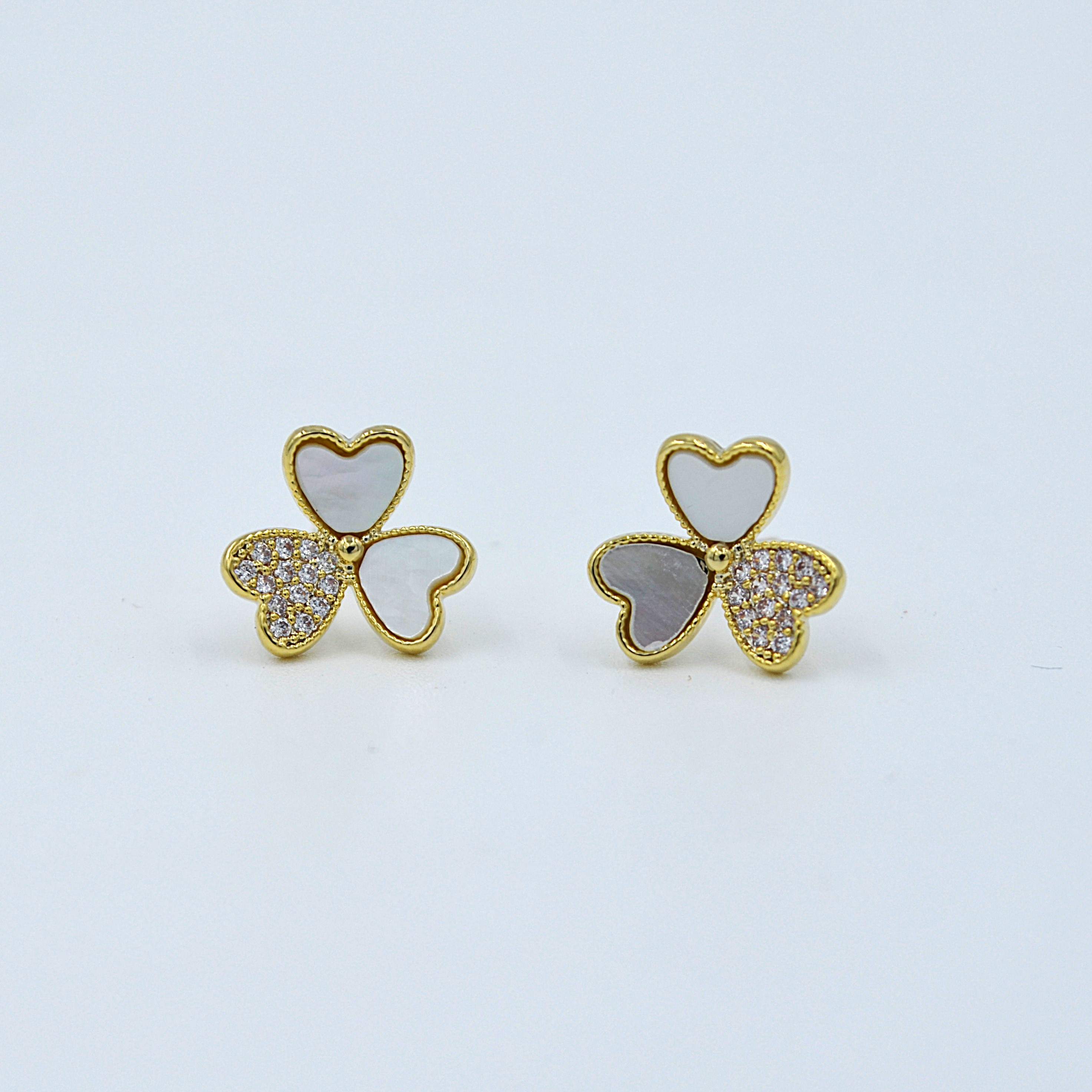 The Nila Gold plated Floral pendant chain with Stud earrings