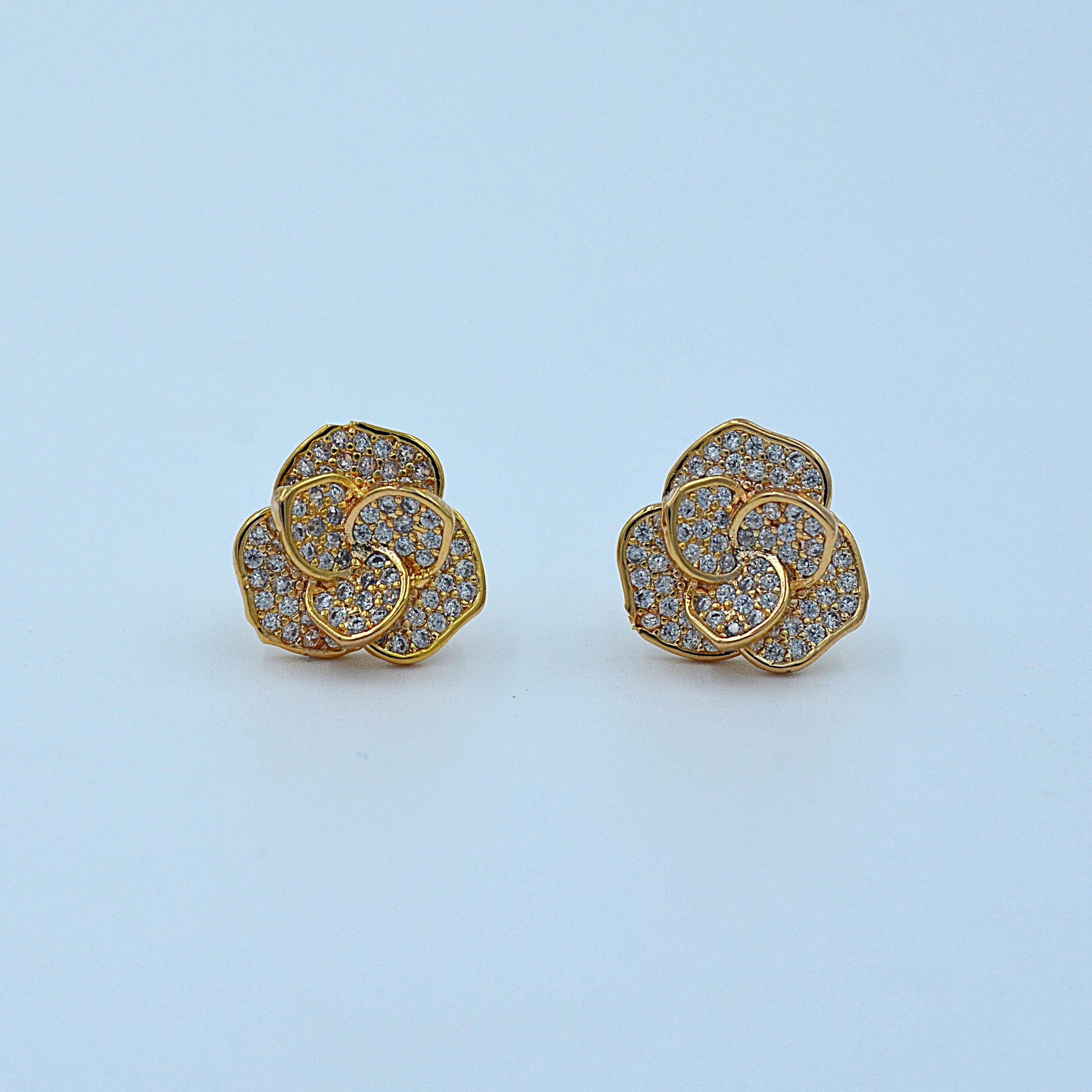 The Nila Gold plated Floral pendant chain with Stud earrings