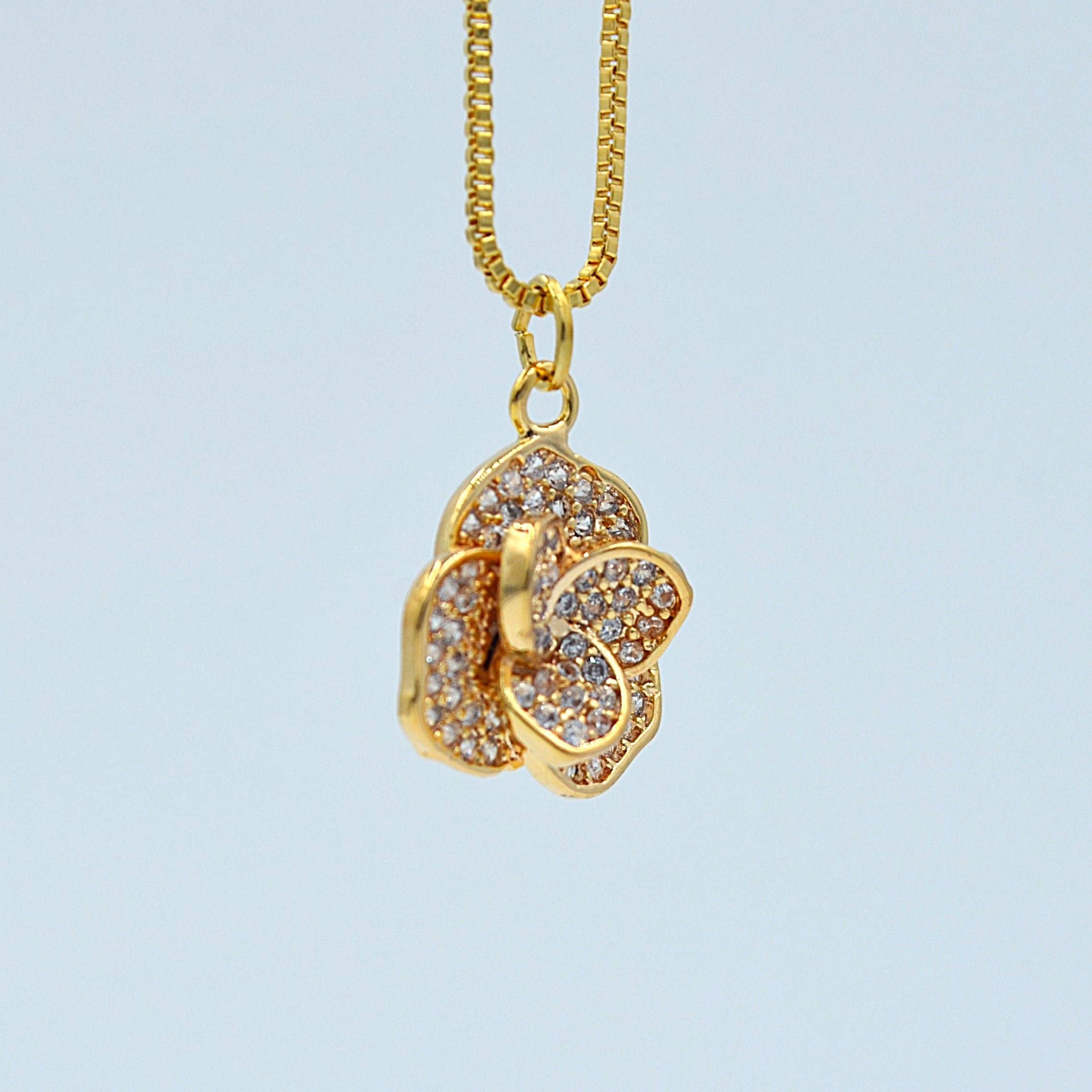 The Nila Gold plated Floral pendant chain with Stud earrings
