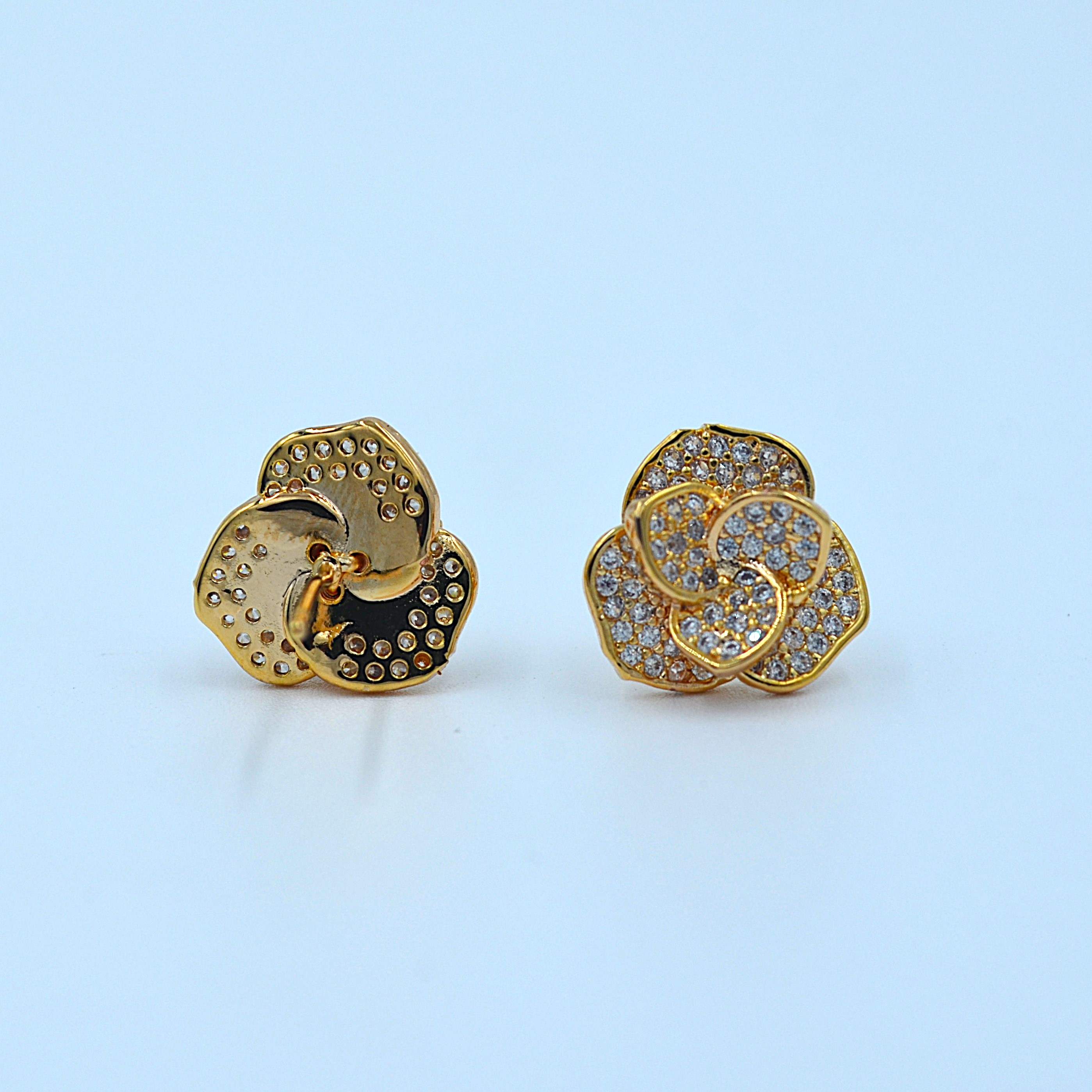 The Nila Gold plated Floral pendant chain with Stud earrings