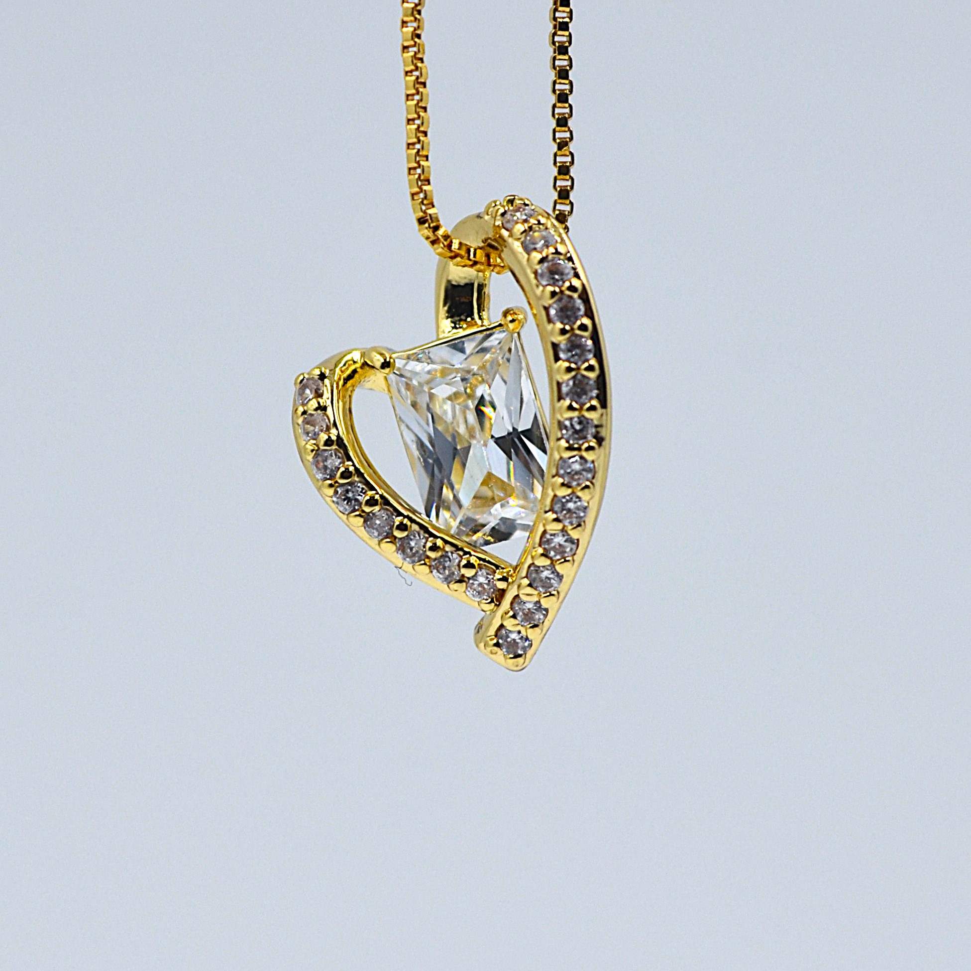 The Nila Gold plated Designer Pendant Chain with Stud earrings