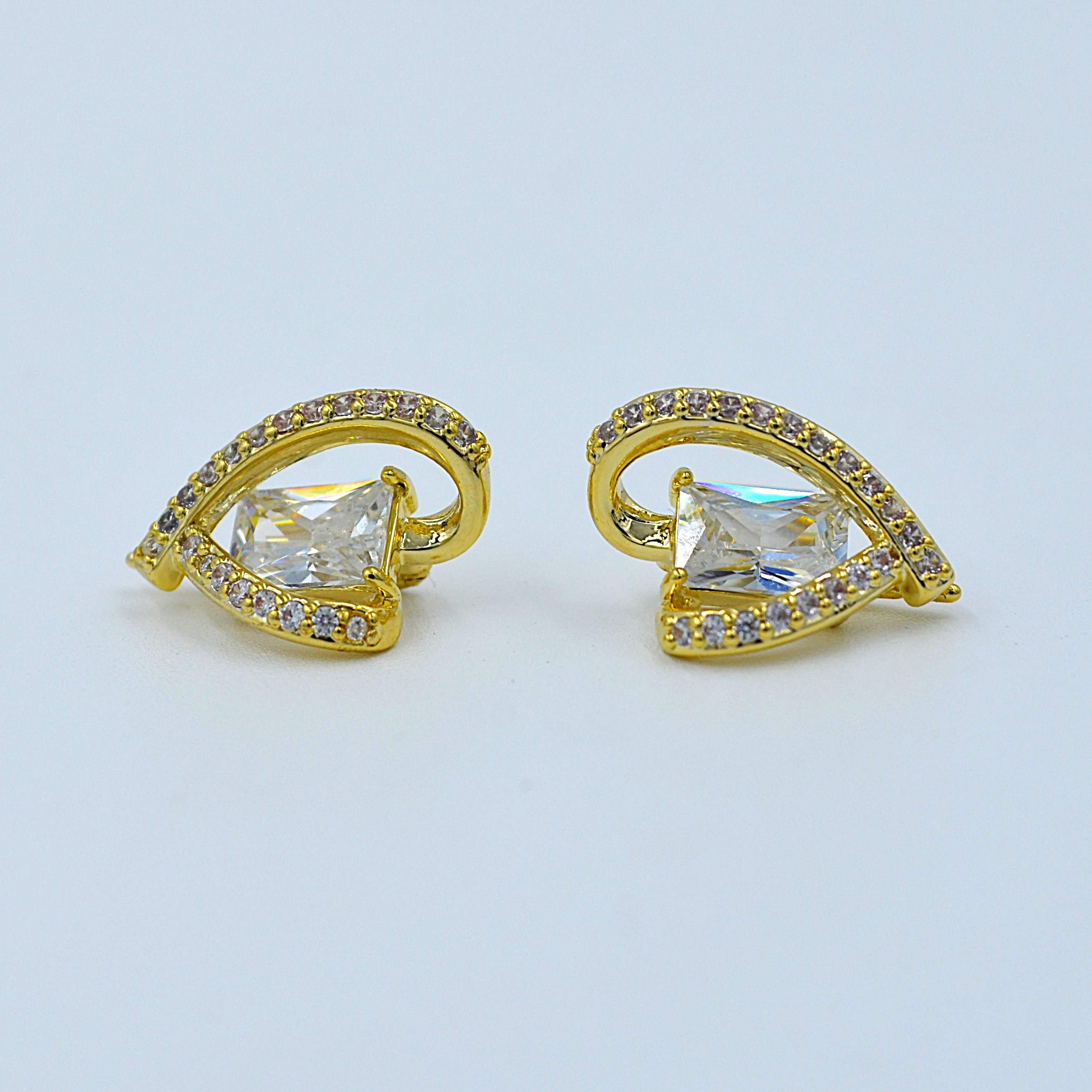 The Nila Gold plated Designer Pendant Chain with Stud earrings