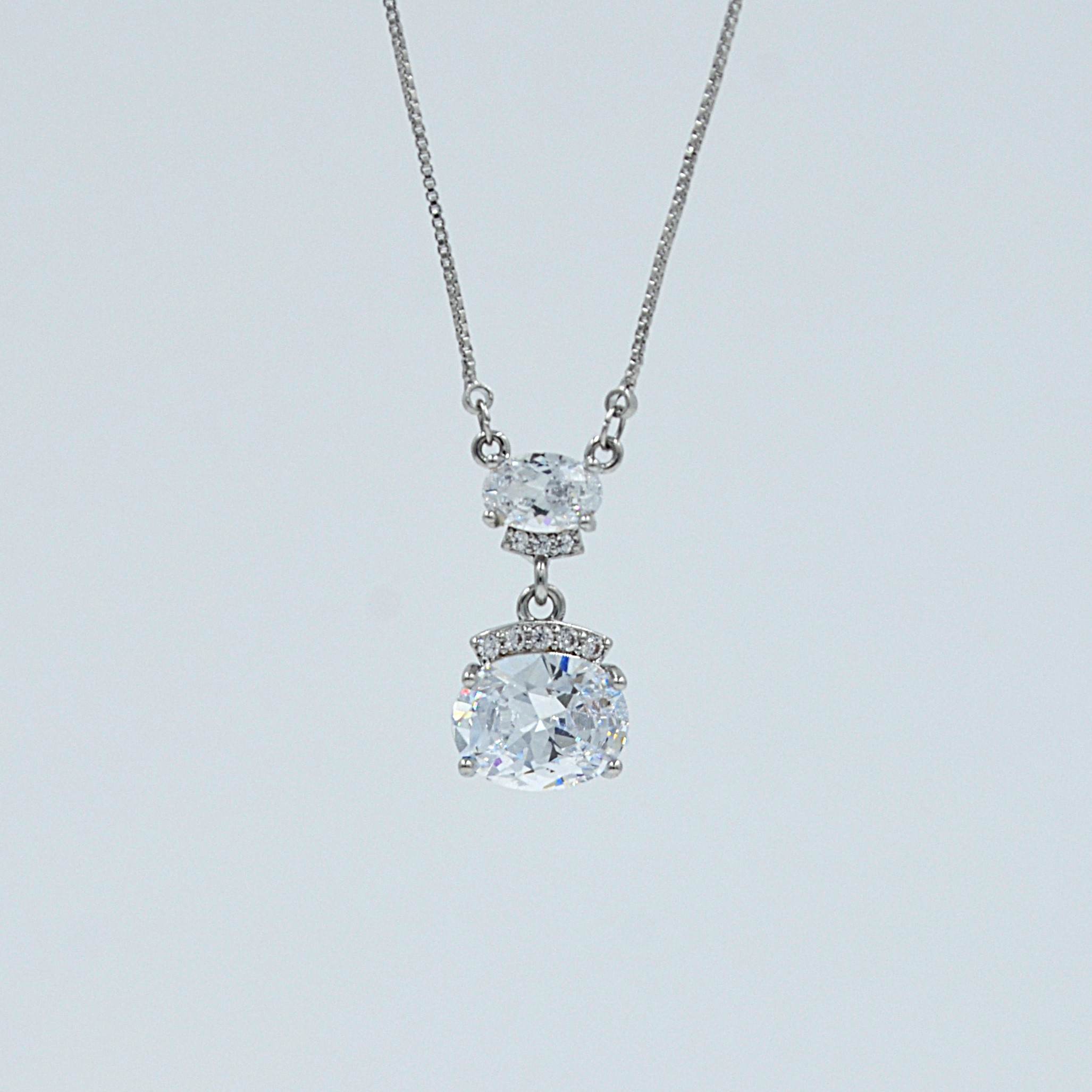The Nila Silver Plated Solitaire Oval Pendant chain with Earrings