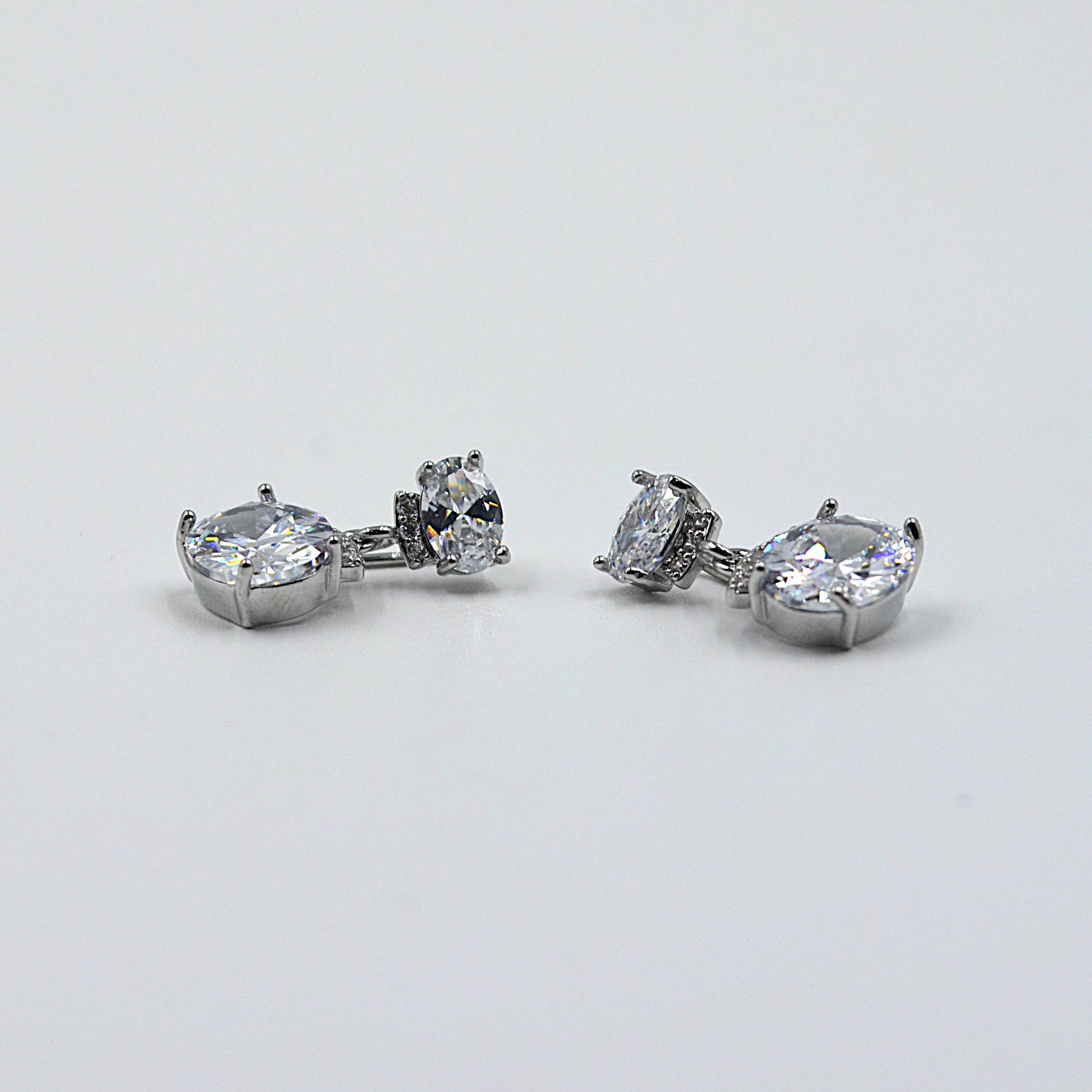 The Nila Silver Plated Solitaire Oval Pendant chain with Earrings