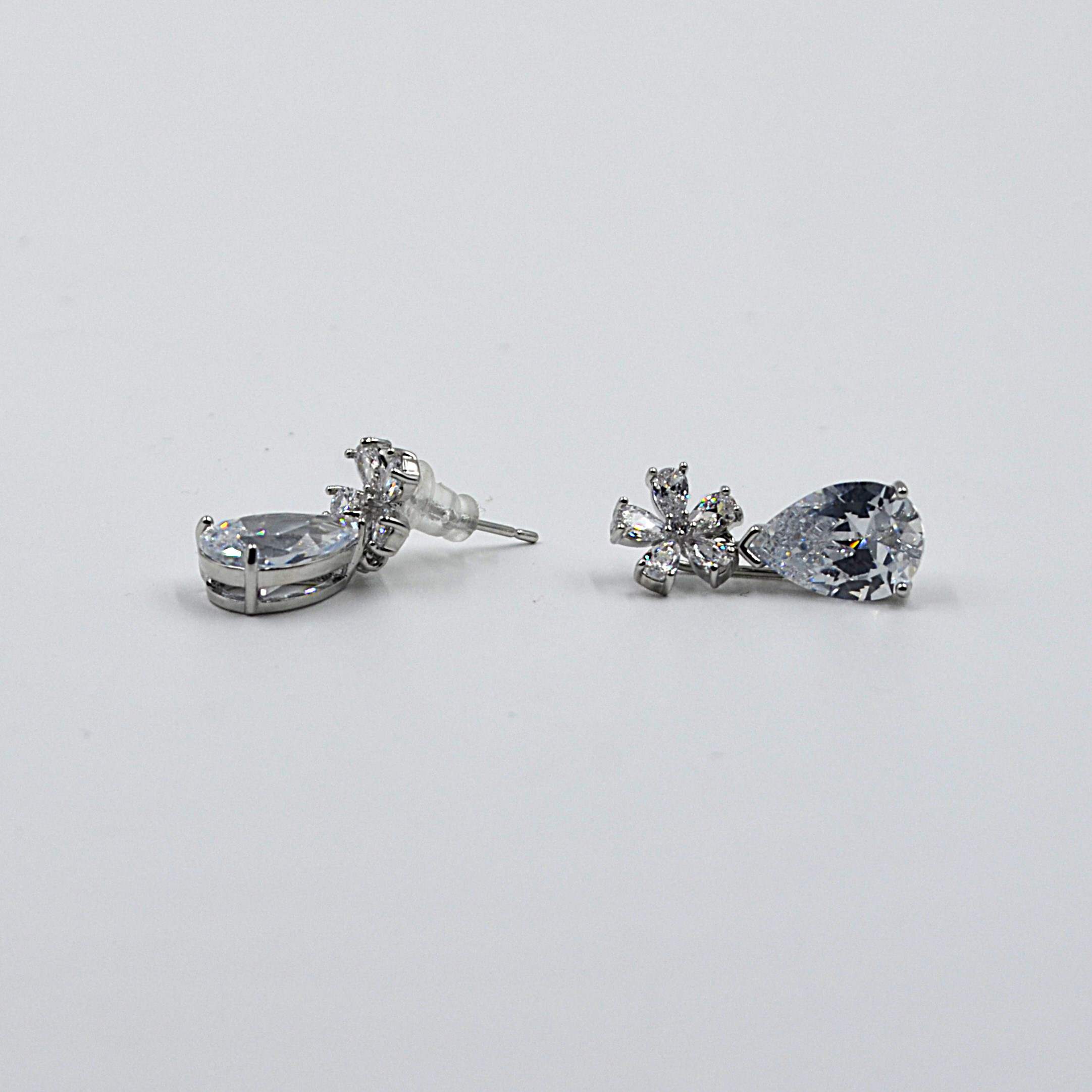 The Nila Silver Plated Solitaire Dew Drop Pendant chain with Earrings