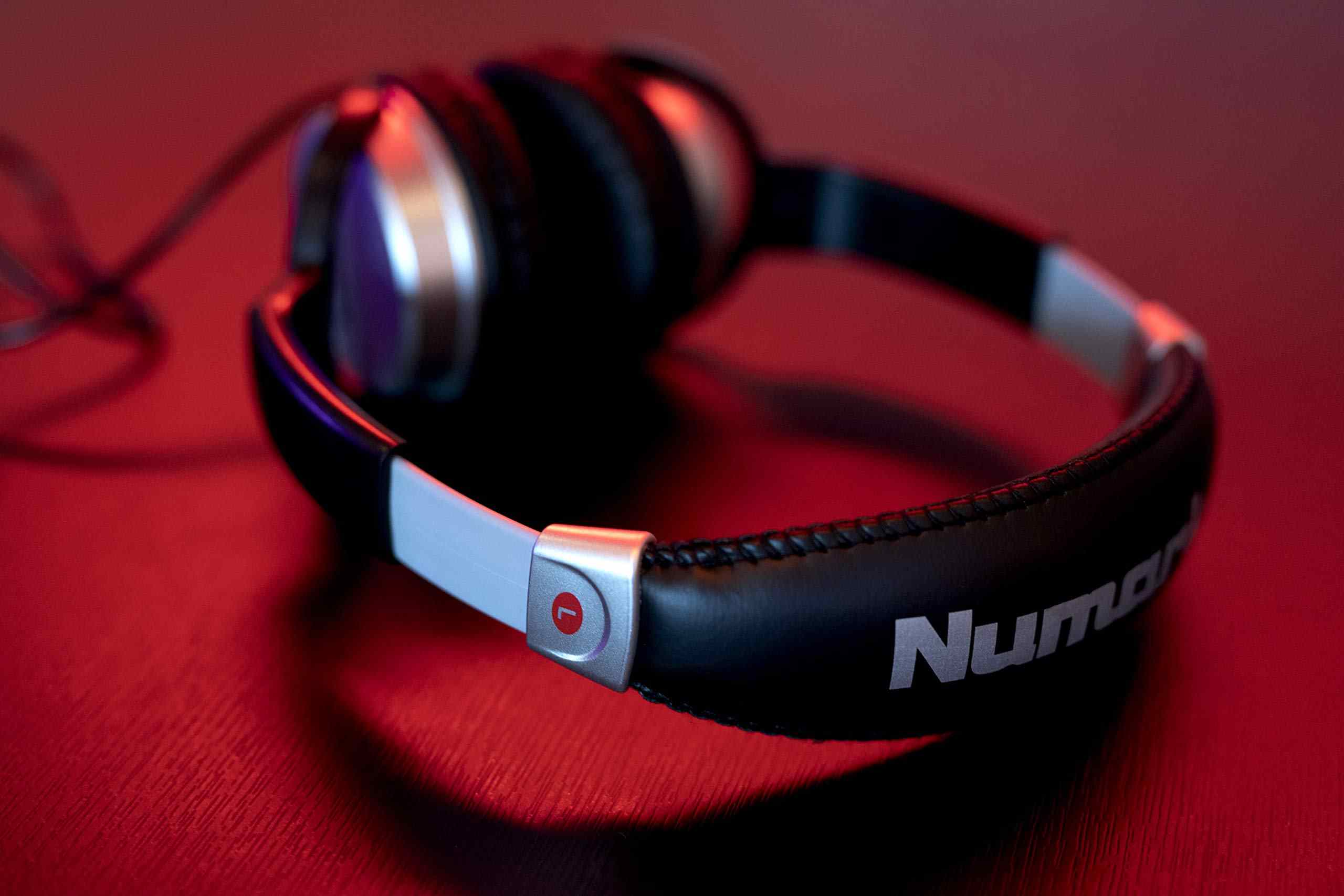 سماعات رأس DJ احترافية Numark HF125 بمشغلات صوت 40mm 4