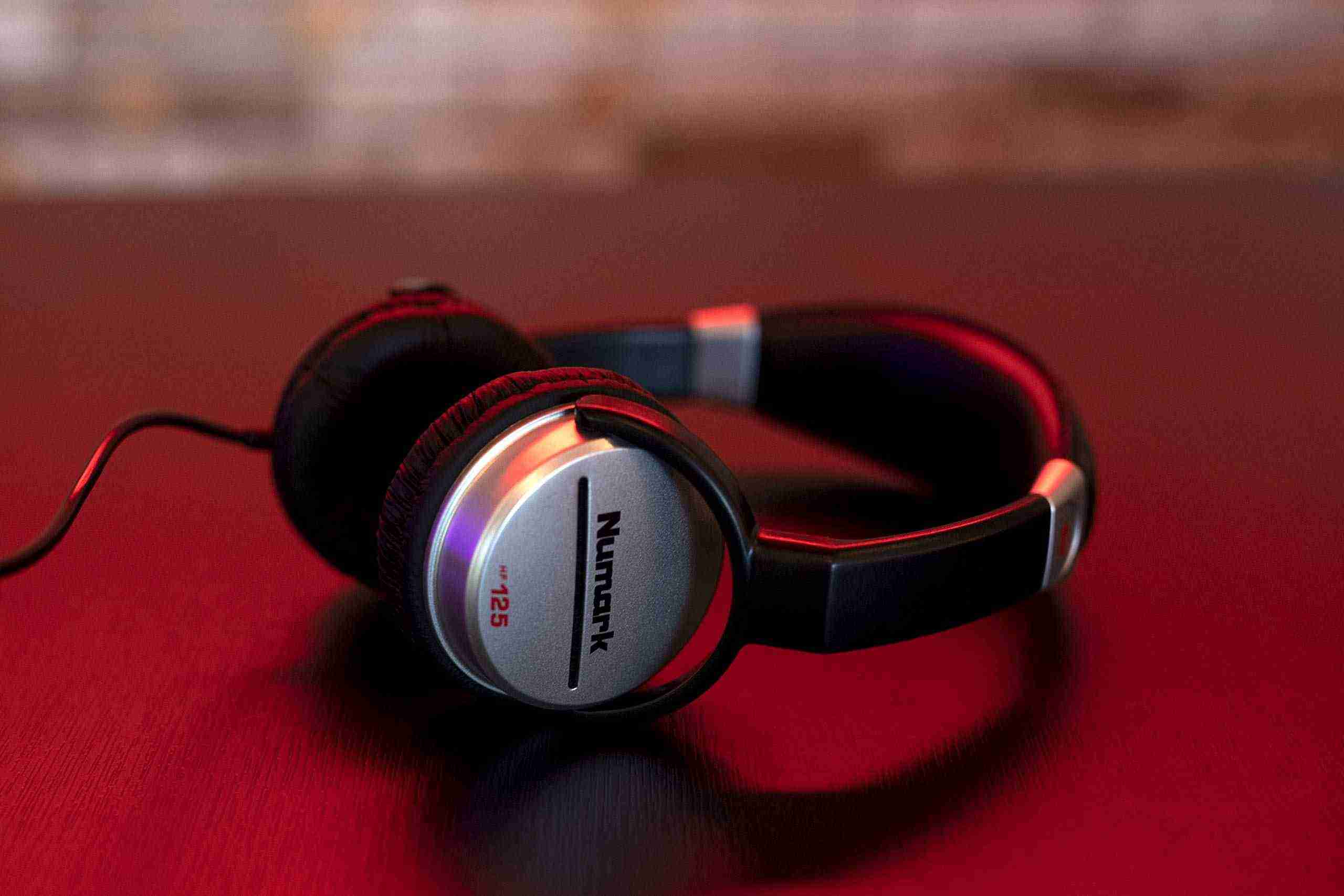 سماعات رأس DJ احترافية Numark HF125 بمشغلات صوت 40mm 3