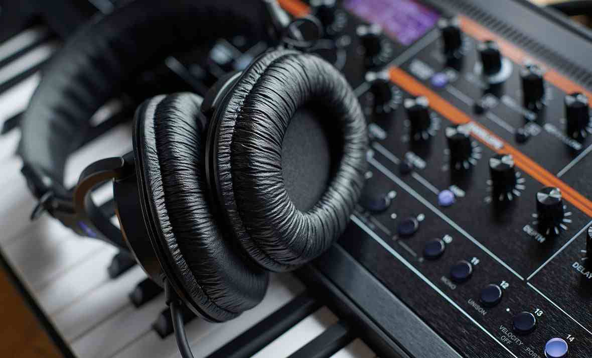 Roland RH-200 Closed-Back Studio Monitor Headphones, Black 2