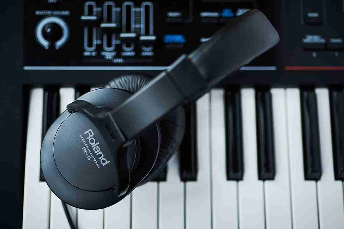 Roland RH-5 Wired Over-Ear Closed-Back Monitor Headphones for Studio and Practice 3