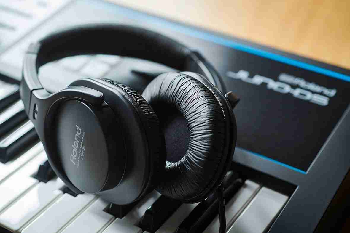 Roland RH-5 Wired Over-Ear Closed-Back Monitor Headphones for Studio and Practice 2