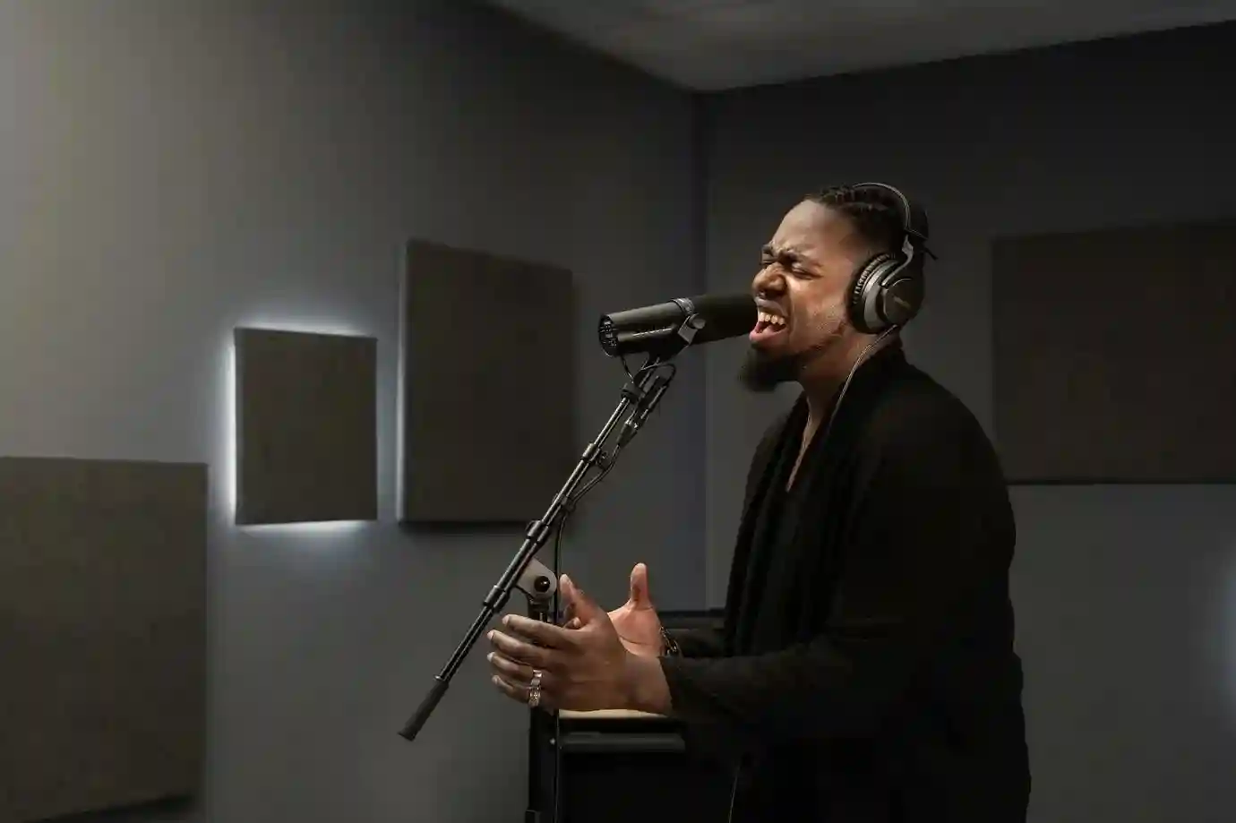 Shure SM7dB Active Dynamic Vocal Microphone with Built-in Preamp for Podcast, Broadcast, and Studio Recording 5