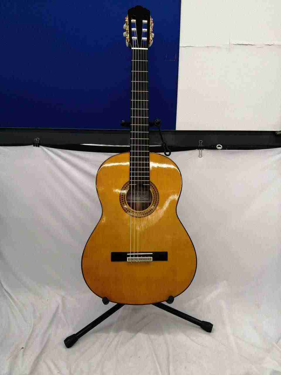Yamaha CS40 3/4 Size Classical Nylon-String Guitar for Beginners 8
