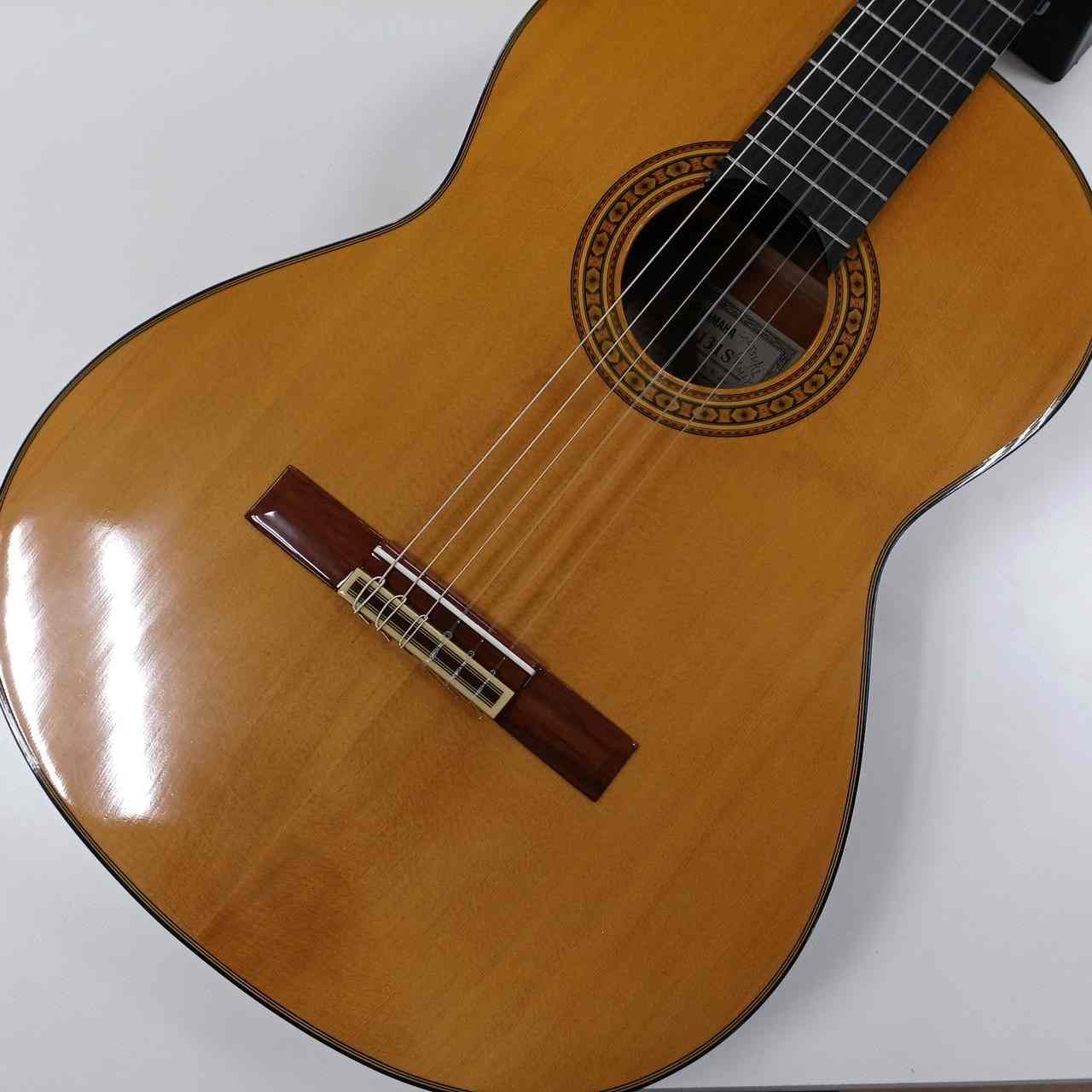 Yamaha CS40 3/4 Size Classical Nylon-String Guitar for Beginners 7