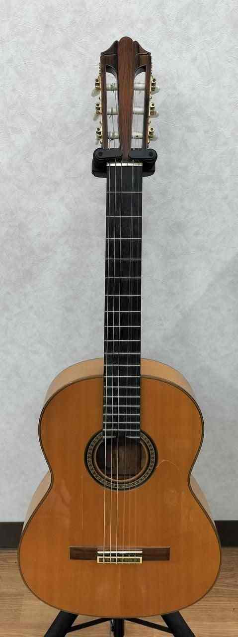 Yamaha CS40 3/4 Size Classical Nylon-String Guitar for Beginners 9