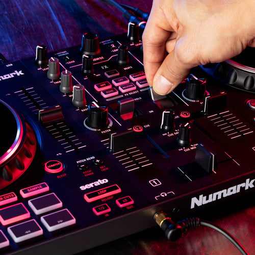 وحدة تحكم DJ ثنائية الأسطح Numark Mixtrack Pro FX مع مفاتيح FX وبرنامج Serato DJ Lite 10