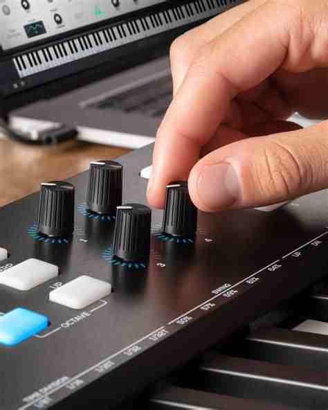 Alesis V61 MKII 61-Key USB MIDI Keyboard Controller with Pads and Software 3