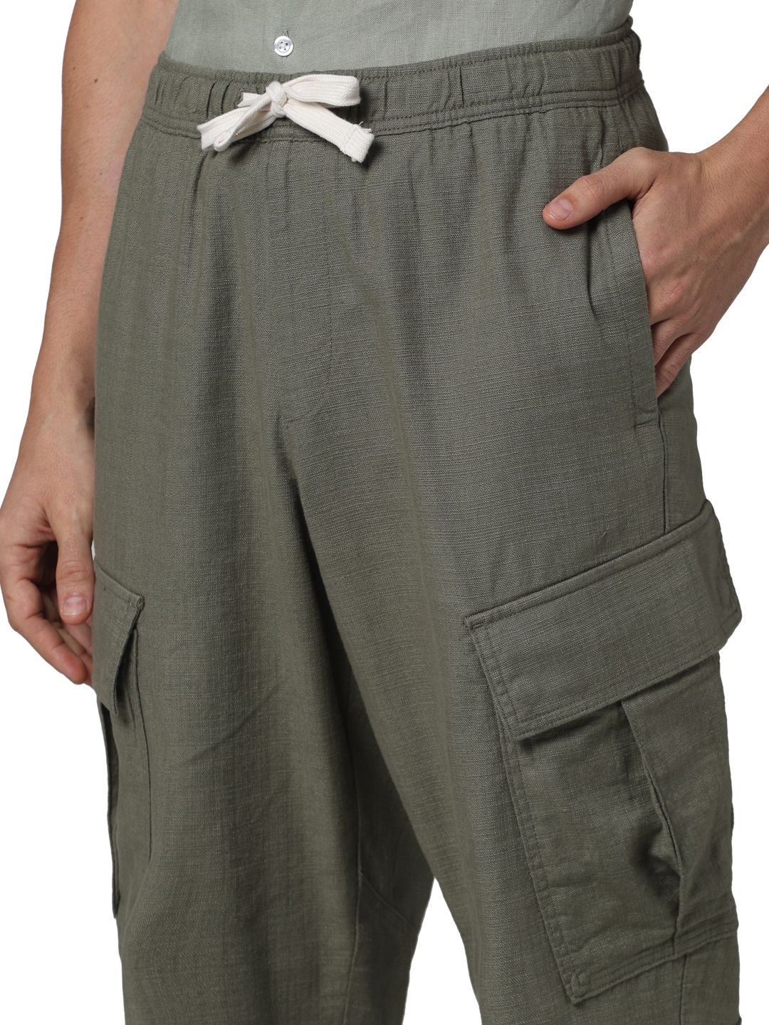 Celio Men Olive Solid Regular Fit Cotton Cargo / Jogger Trousers