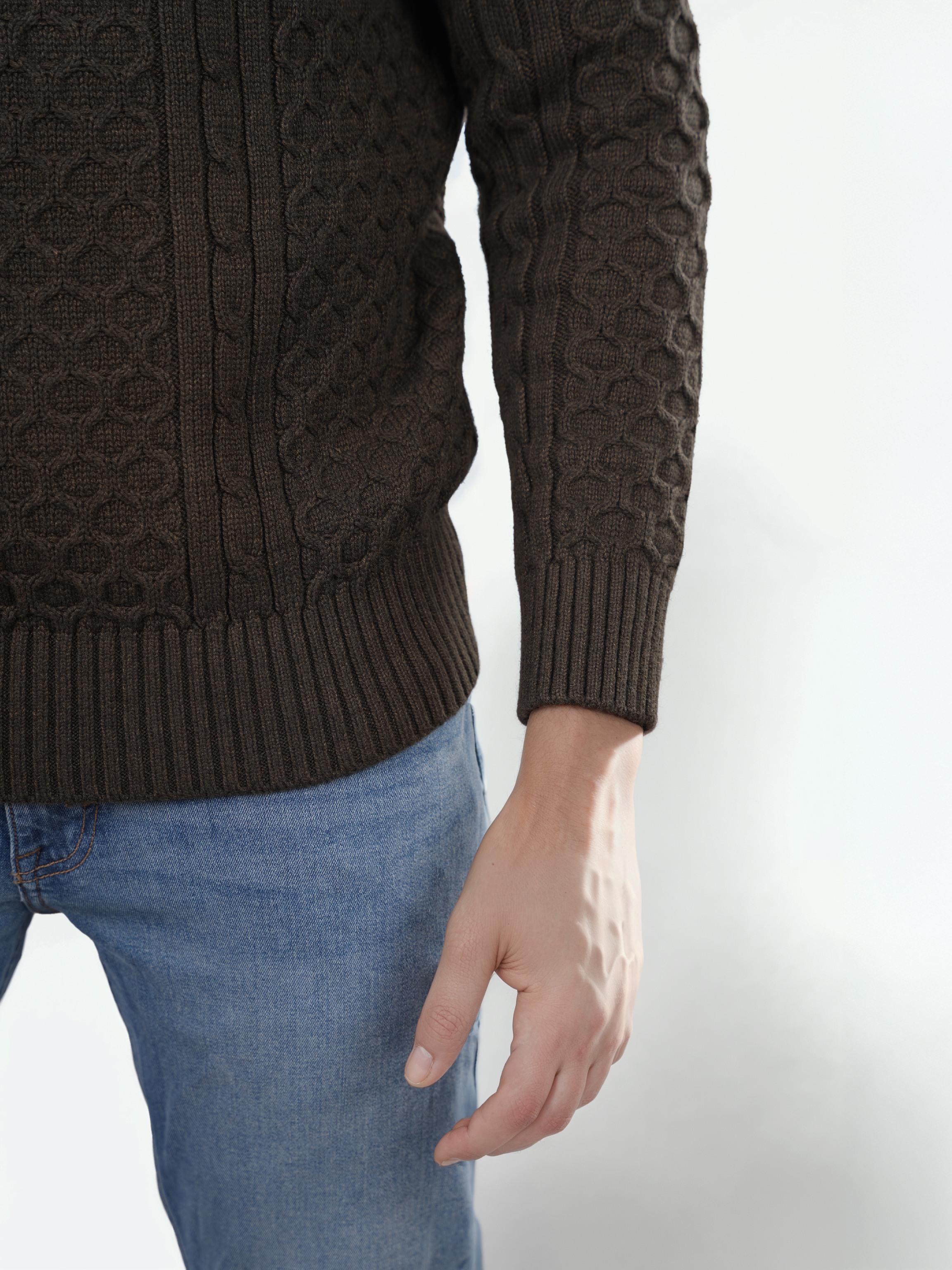 Celio Men Olive Solid Regular Cotton Sweater