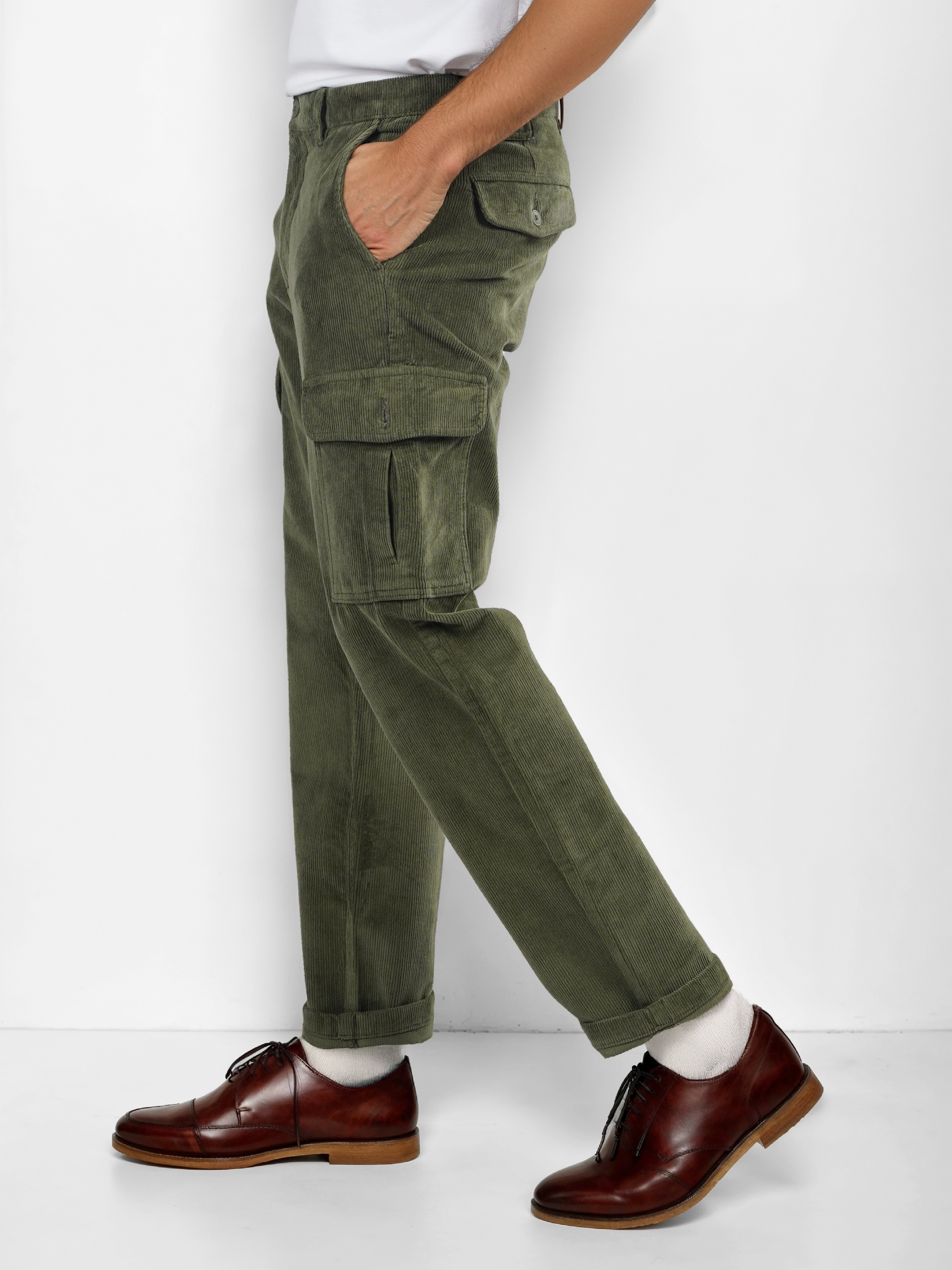 Celio Men Olive Solid Straight Fit Cotton Cargo Trousers