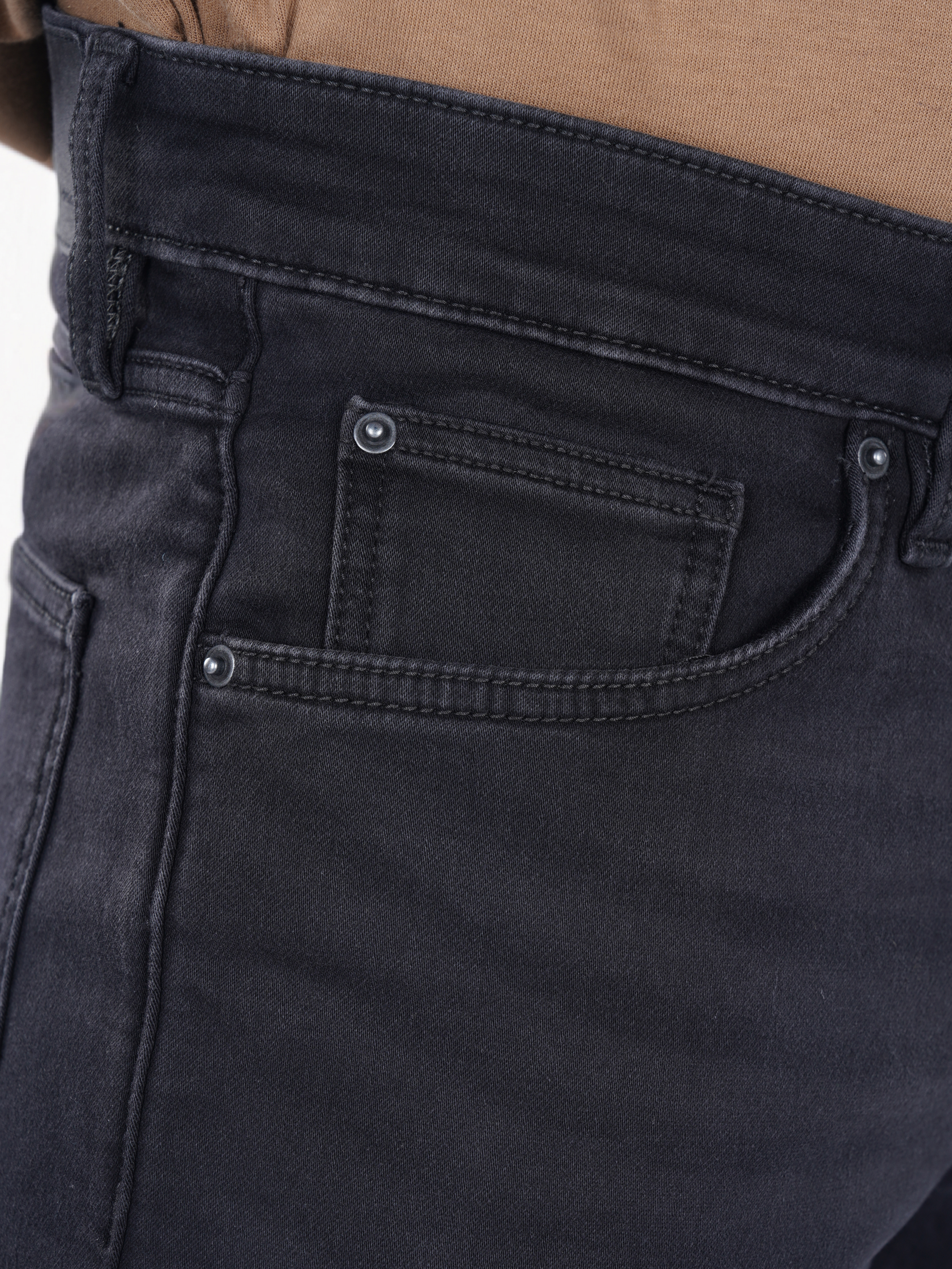 Celio Men Black Solid Regular Fit Button and Zip Closure Cotton Jeans