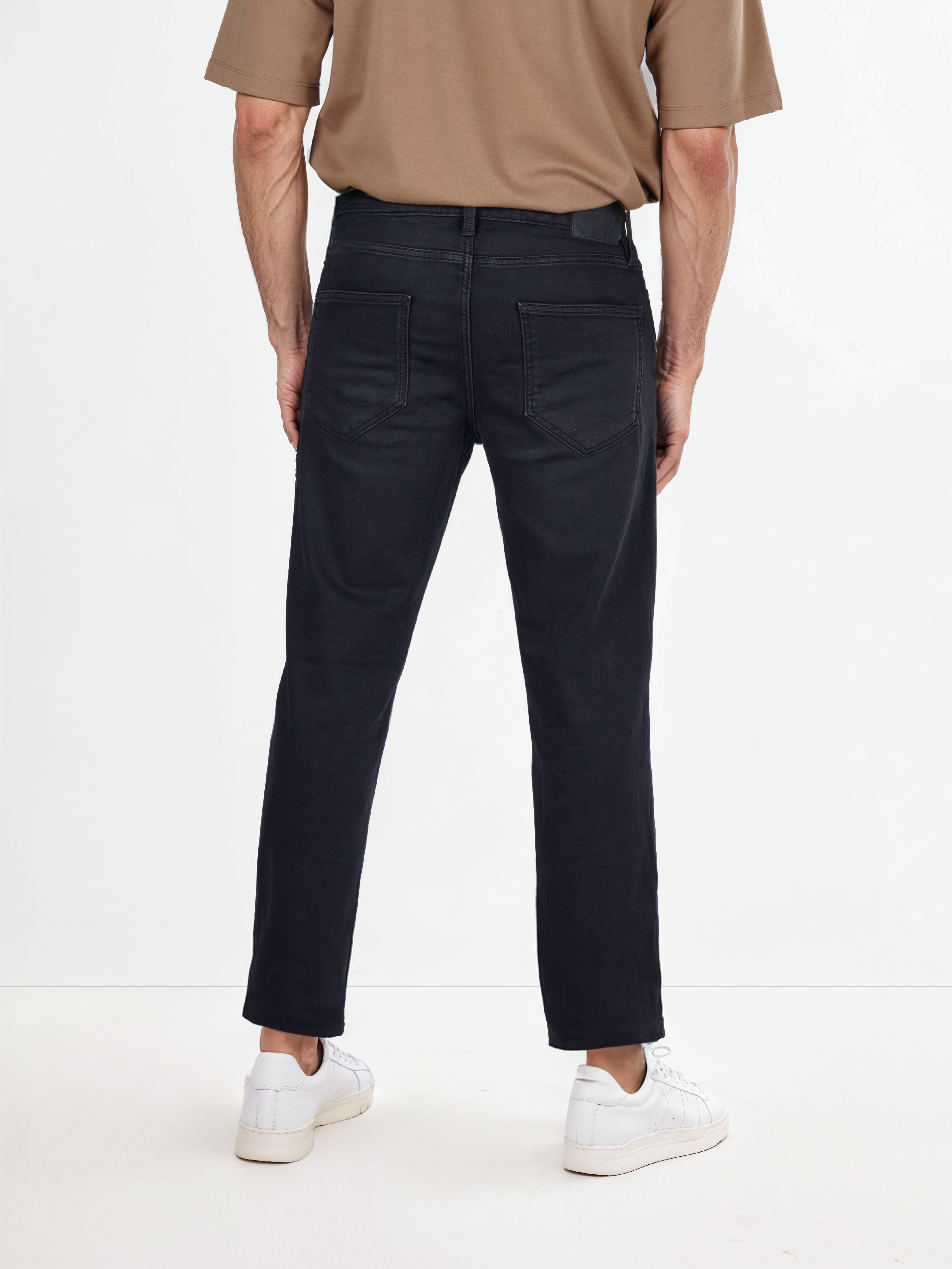 Celio Men Black Solid Regular Fit Button and Zip Closure Cotton Jeans