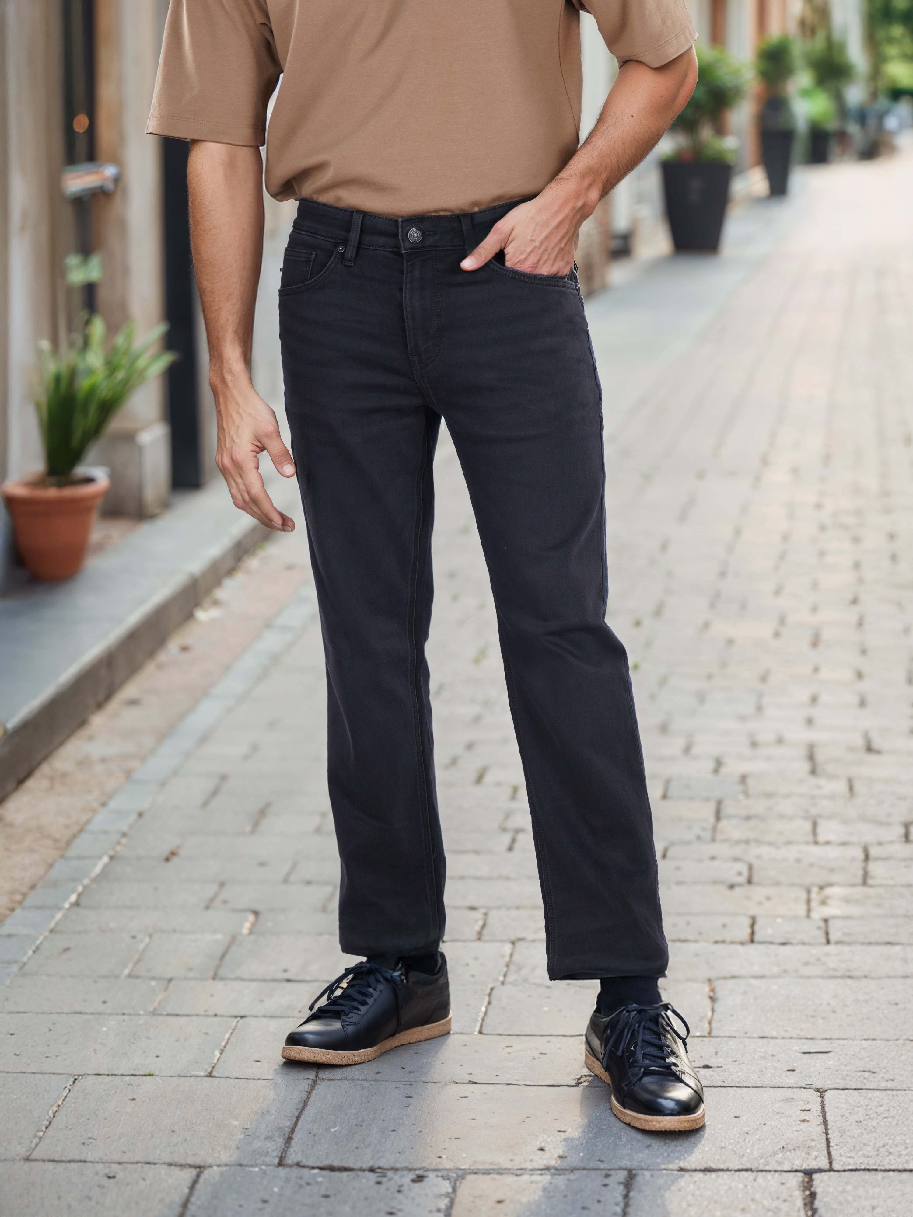 Celio Men Black Solid Regular Fit Button and Zip Closure Cotton Jeans