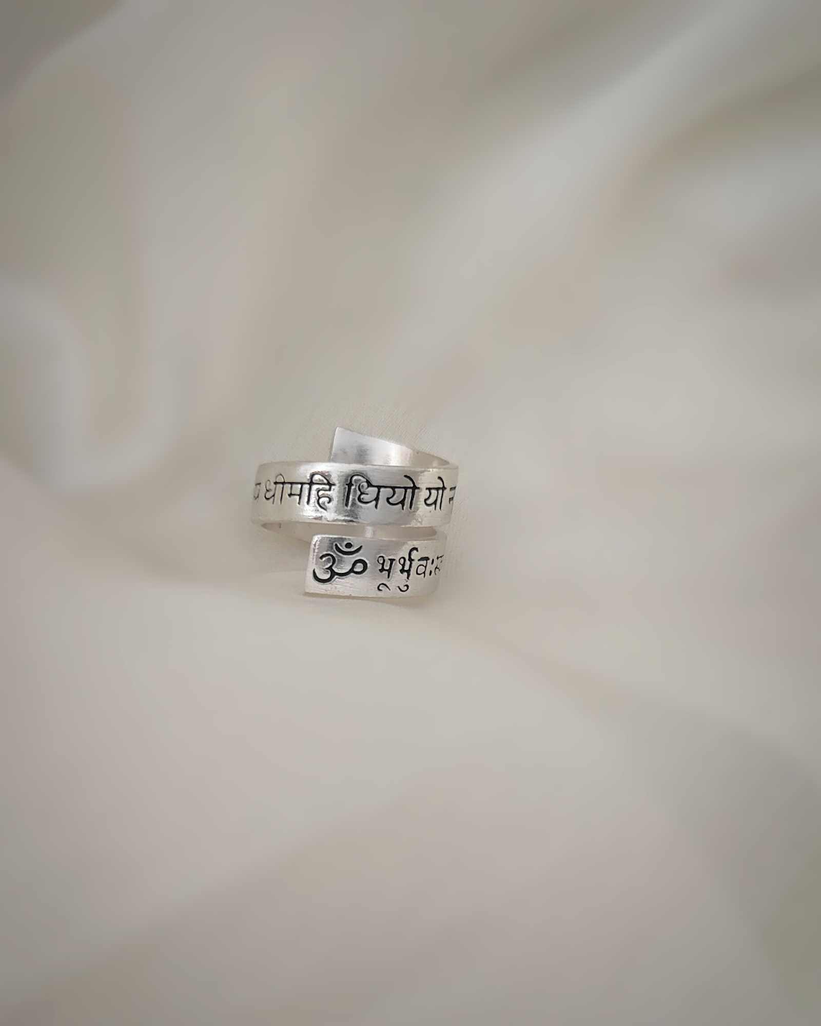 Mantra ring band in silver