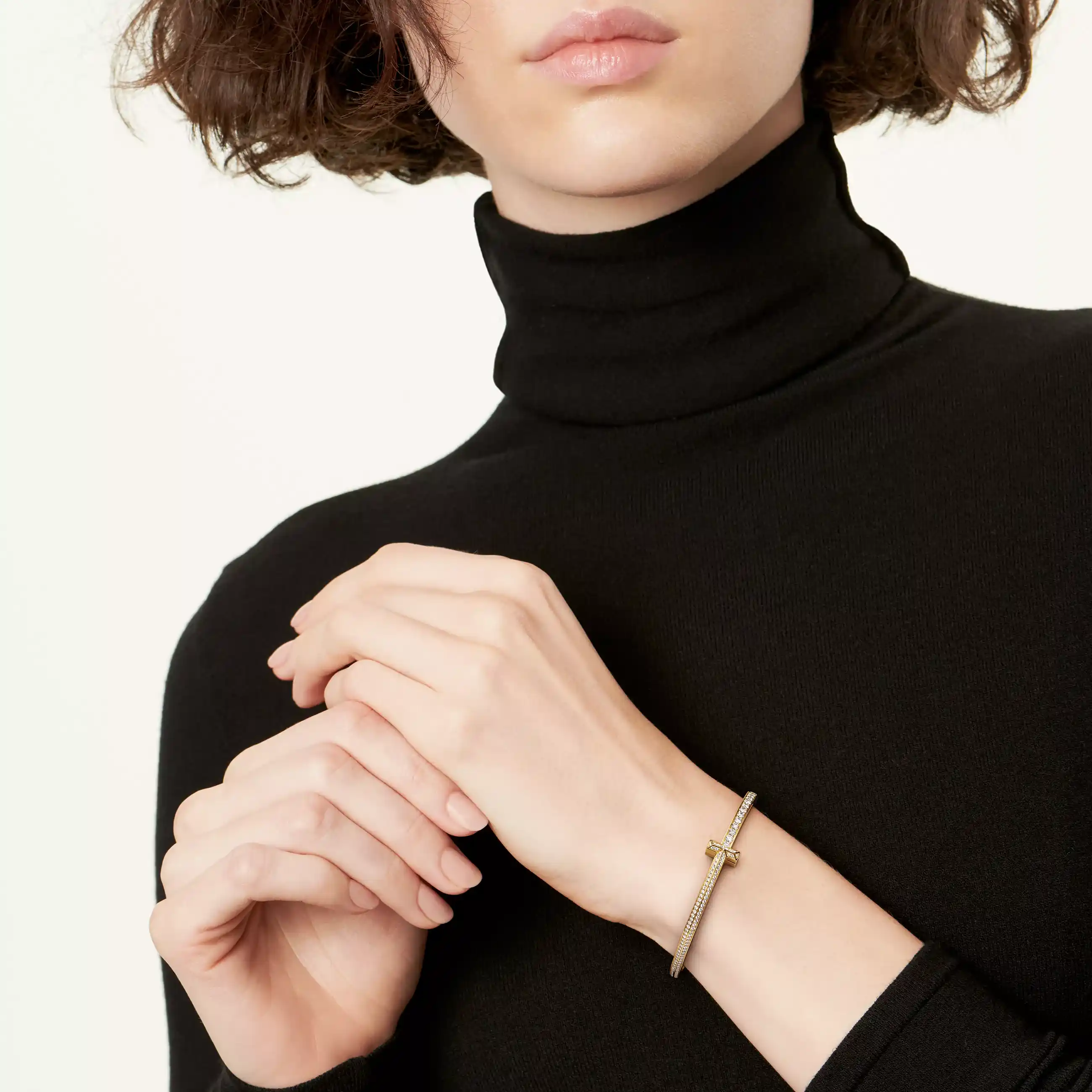 Tiffany T: T1 Narrow Pavé Diamond Hinged Bangle in Yellow Gold