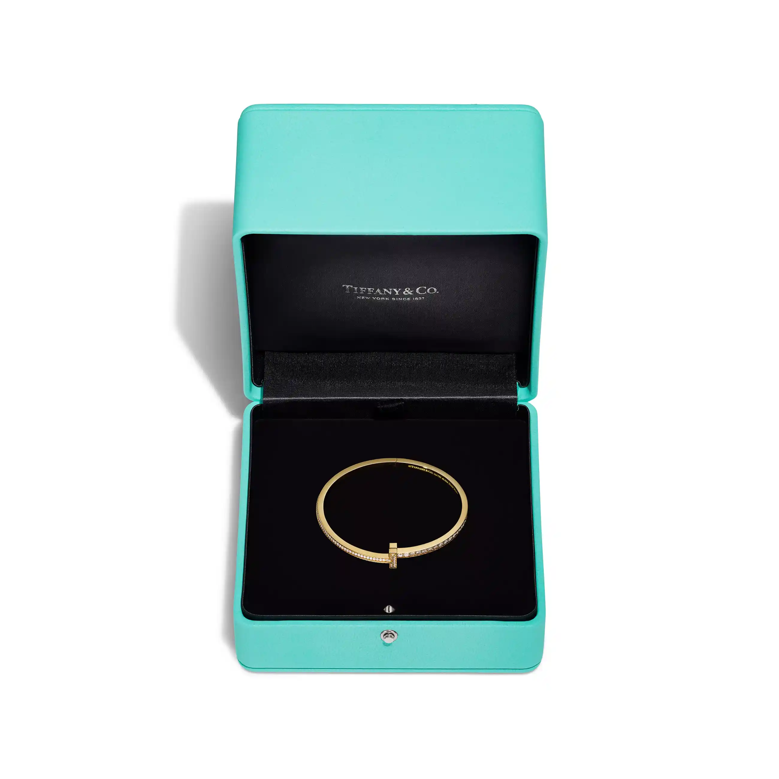 Tiffany T: T1 Narrow Pavé Diamond Hinged Bangle in Yellow Gold