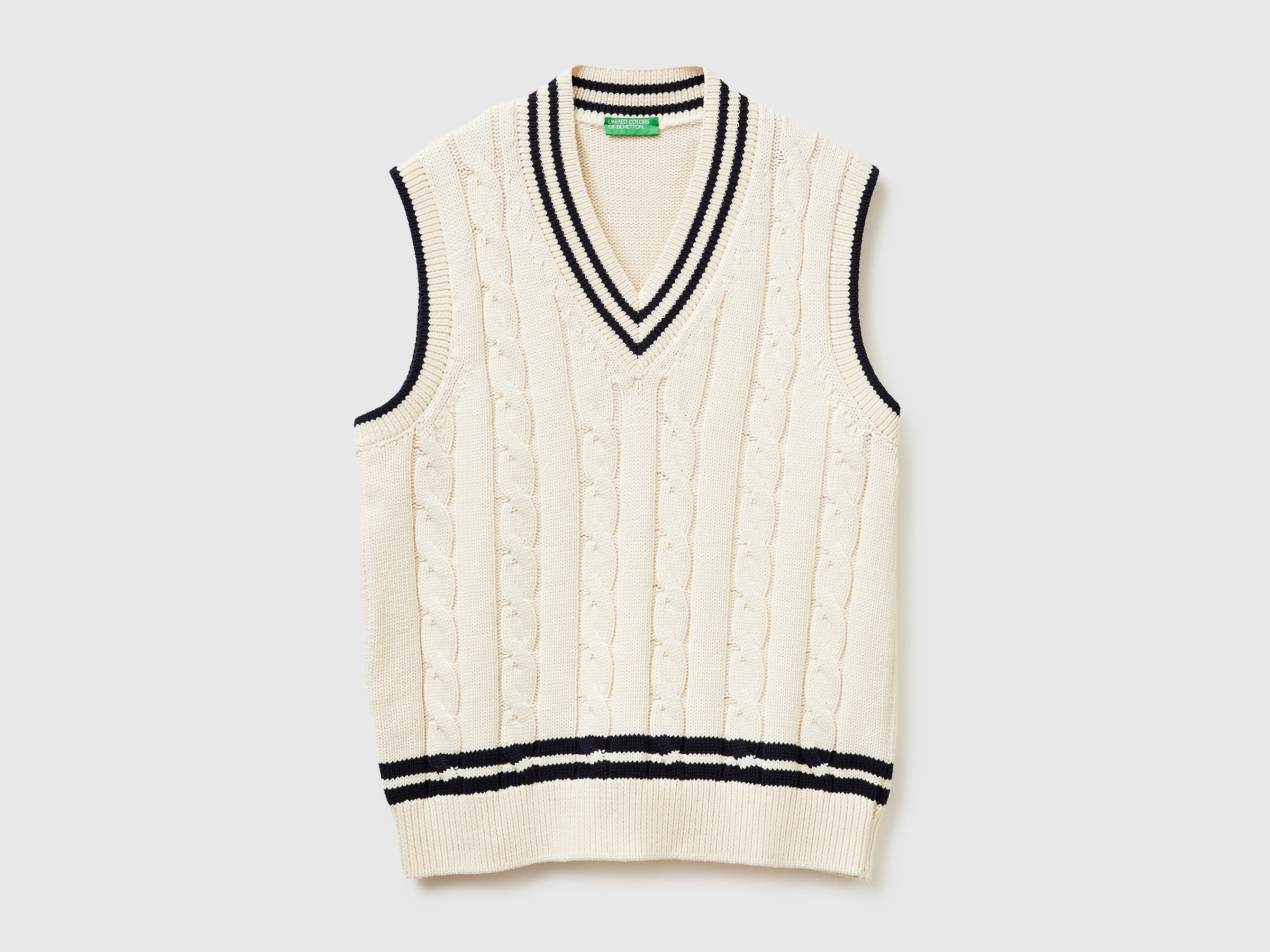 V-neck vest with braids