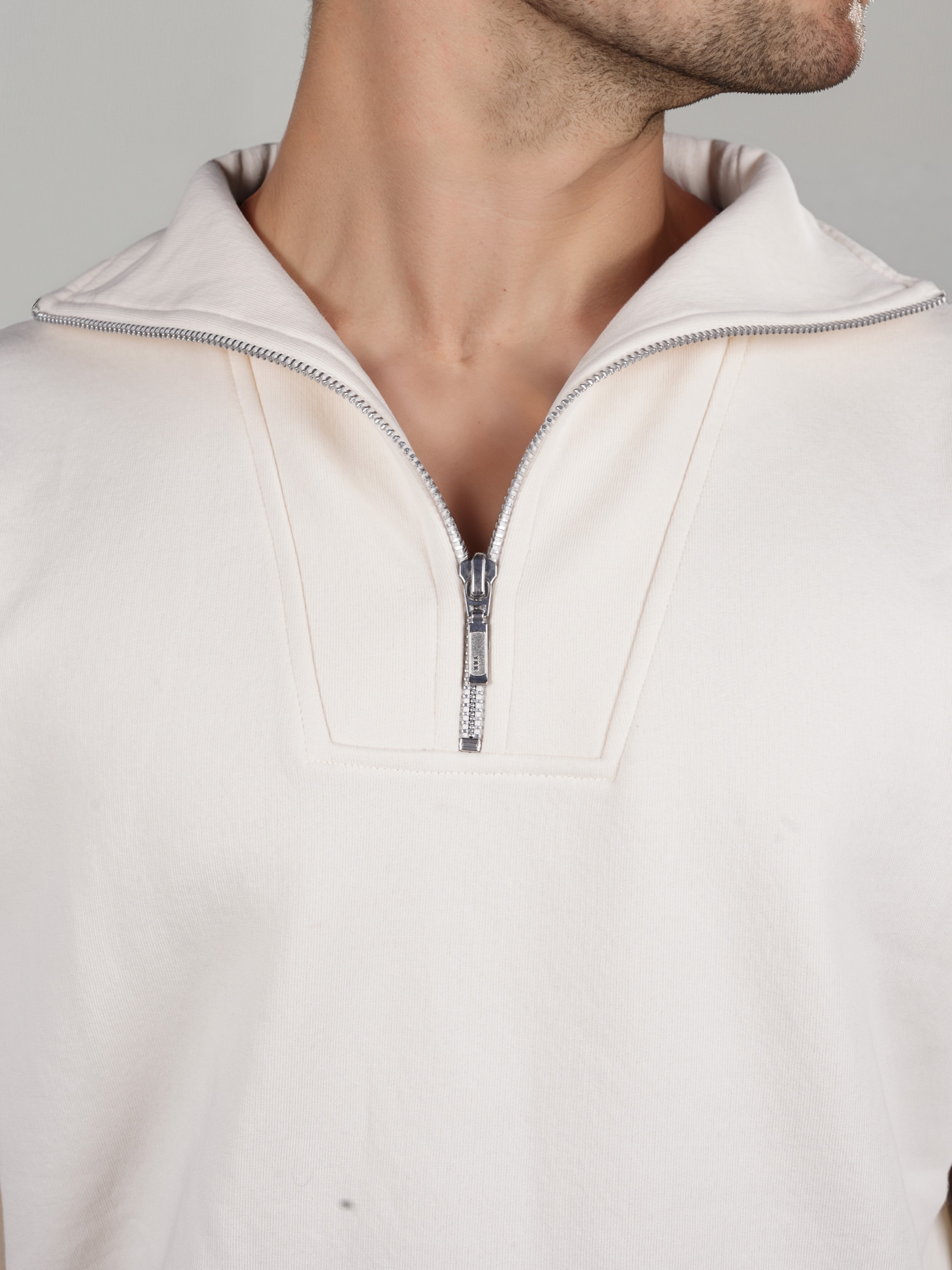 Celio Men White Solid Regular Fit Cotton olid Sweatshirts
