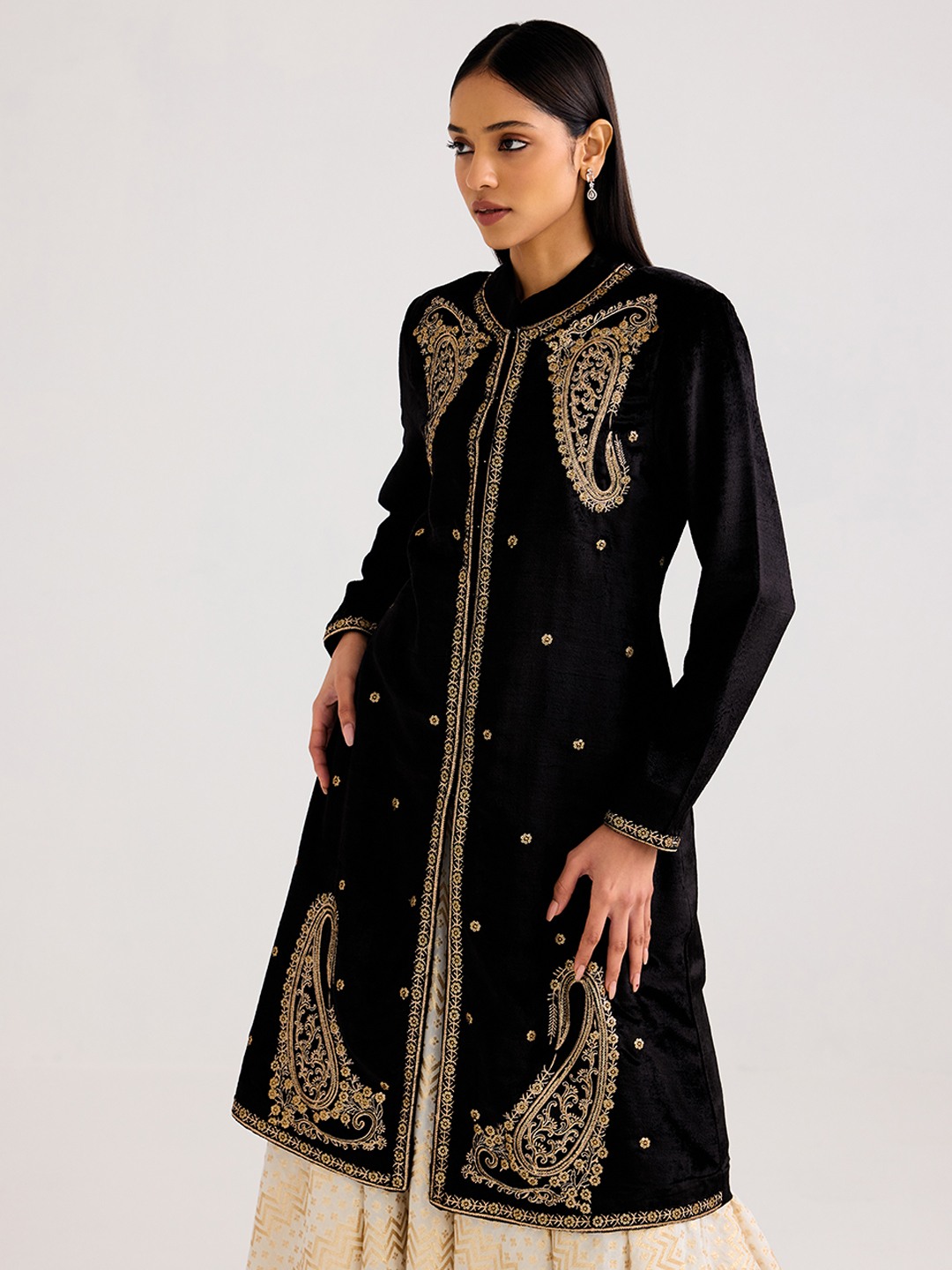 Black velvet Embroidered long jacket