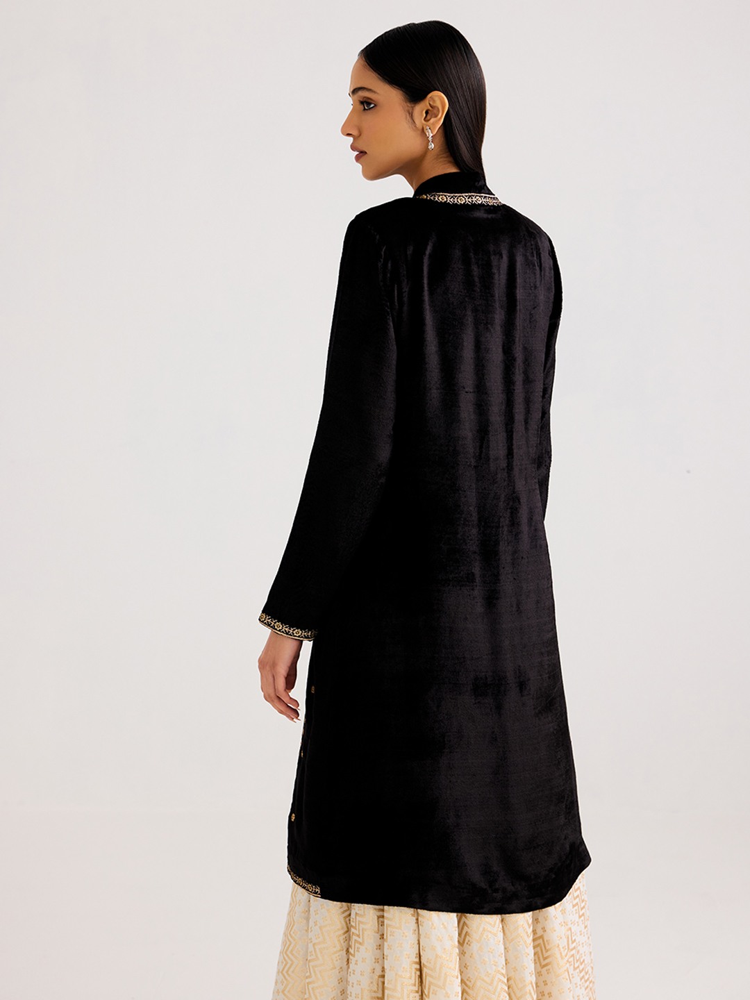 Black velvet Embroidered long jacket