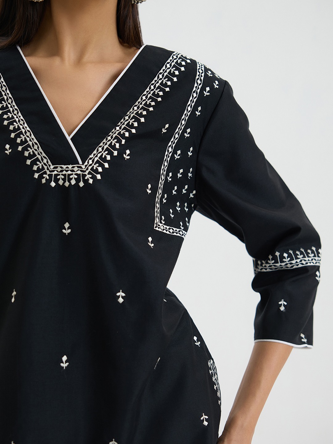 Black Embroidered Kurta