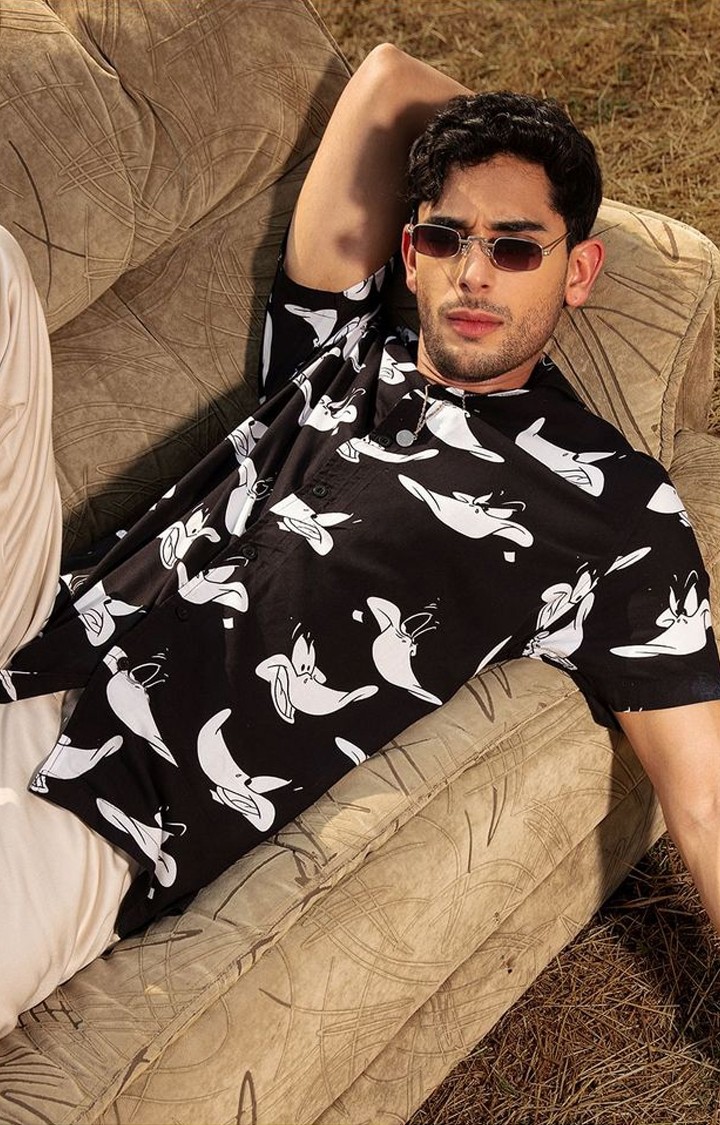 Men's Daffy Duck: Go Hawaii Black Printed Casual Shirt
