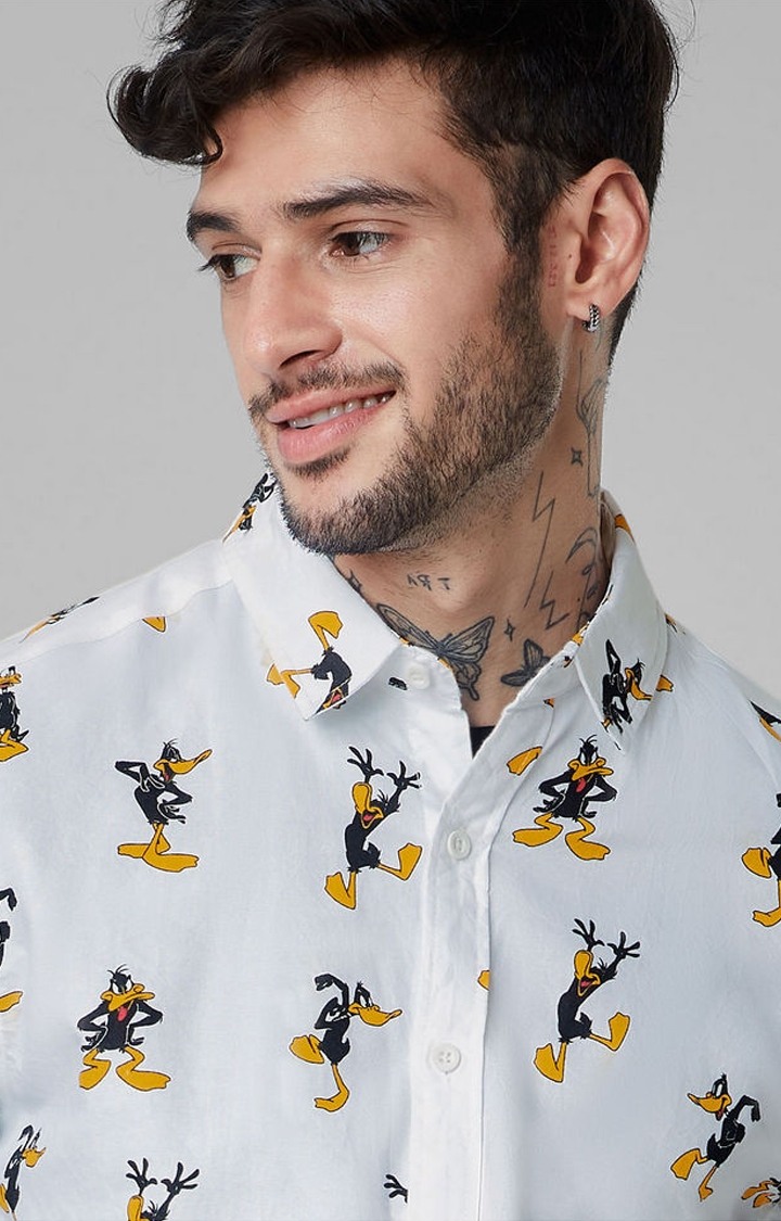 Men's Daffy Duck White Printed Casual Shirt