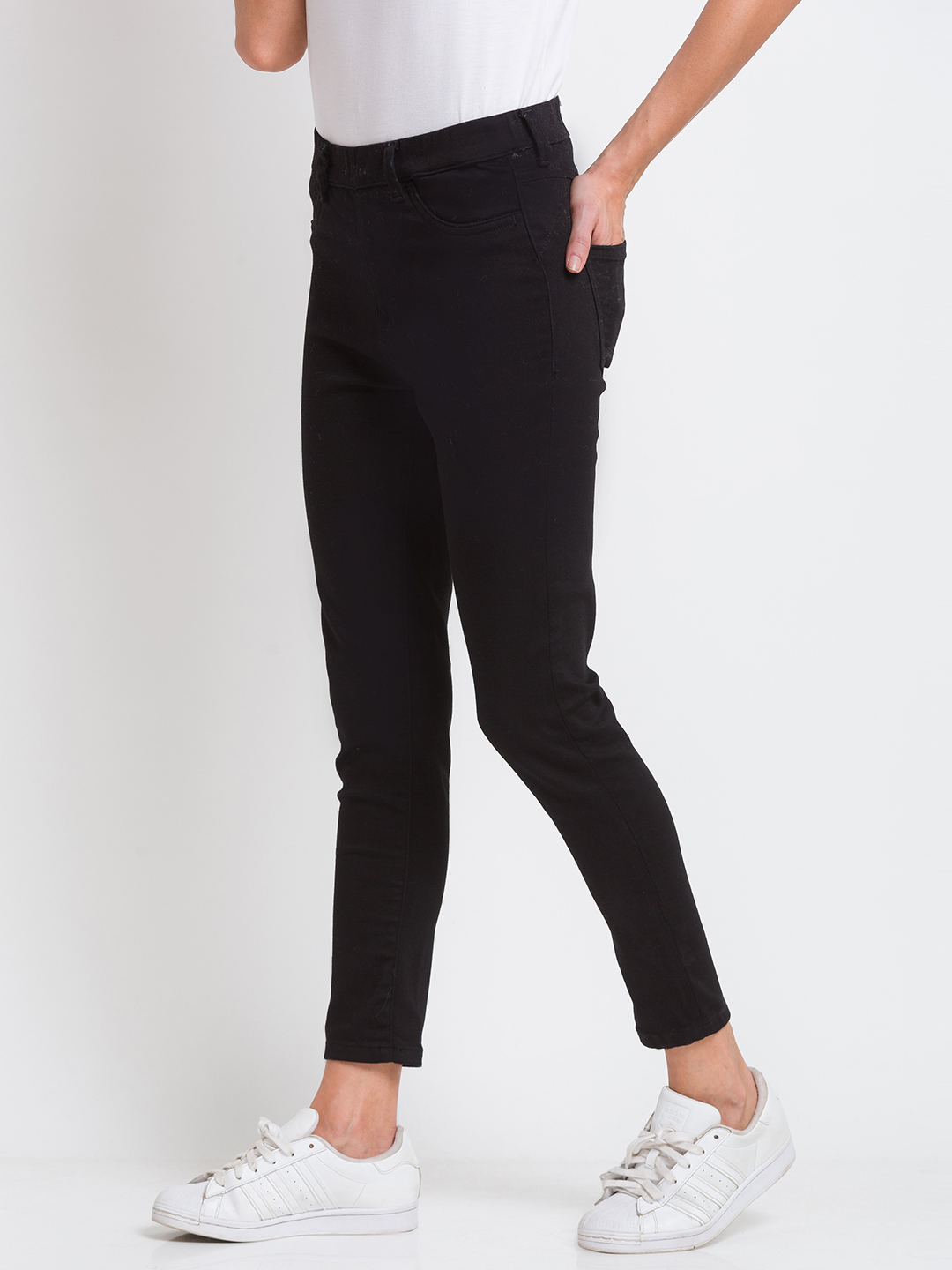 Women's Black Lycra Solid Slim Jeans