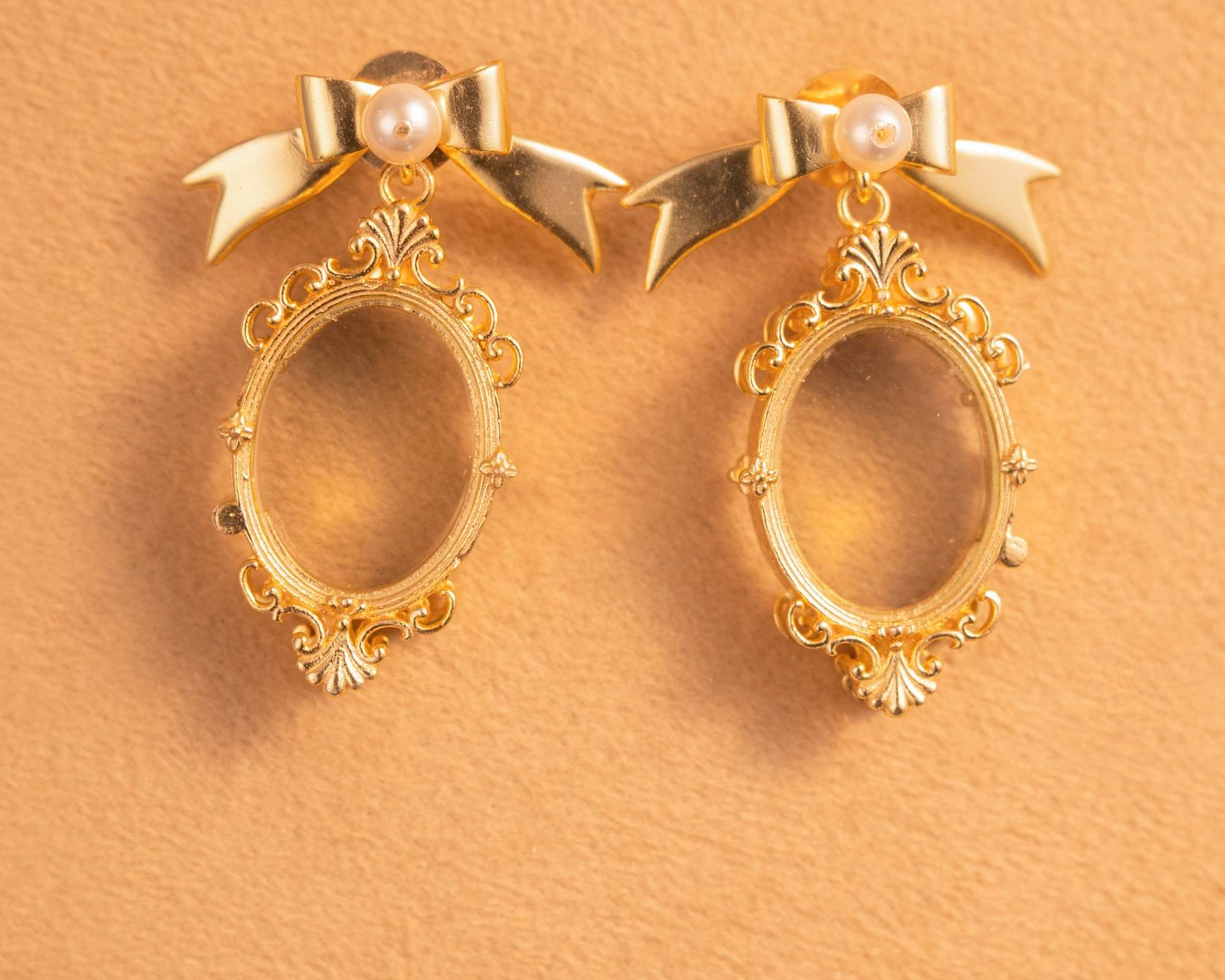 Treasure bow studs