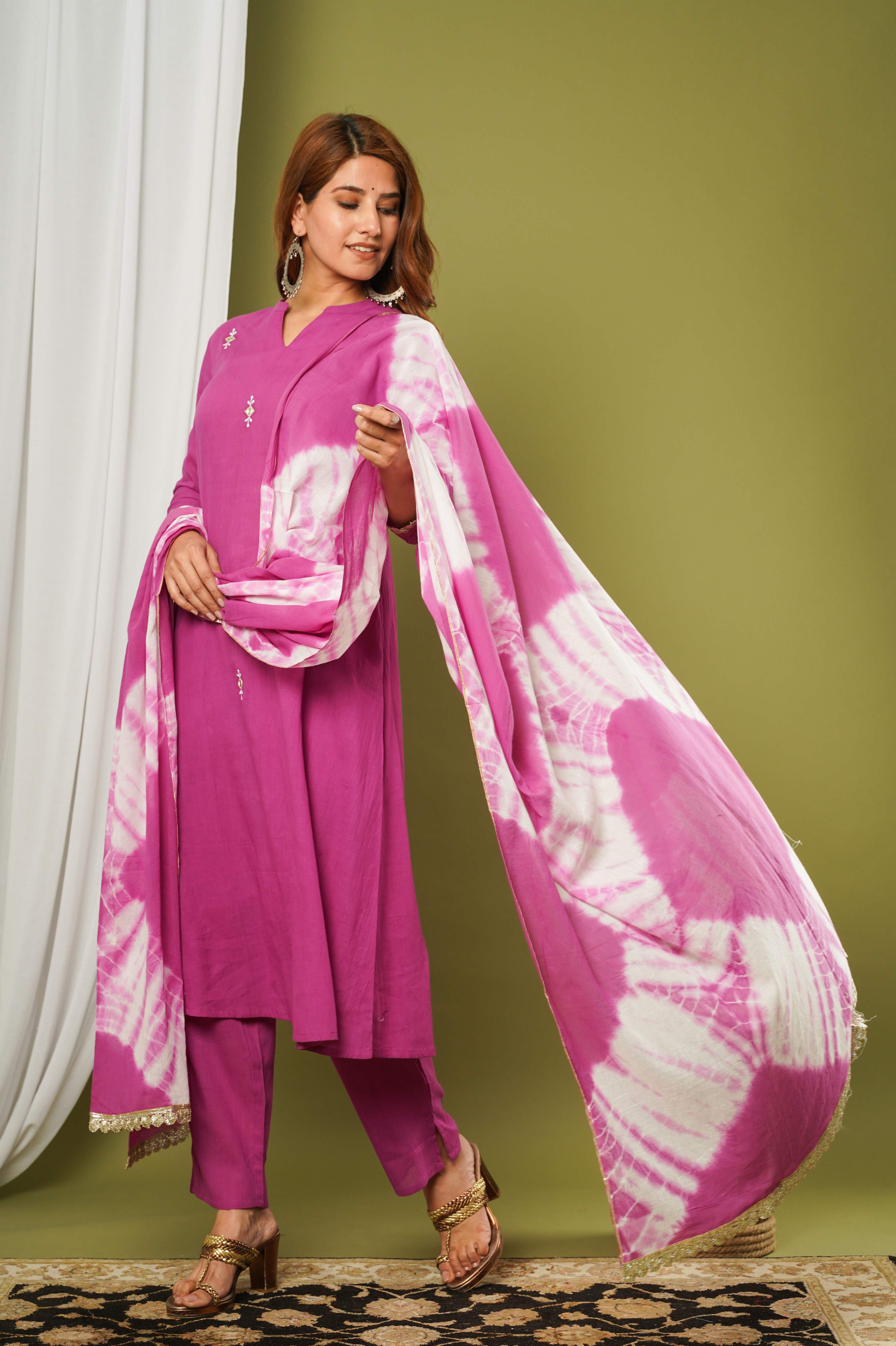 COTTON BANDED COLLAR KURTA SET WITH TIE&DYE DUPATTA AND WITH EMBALLISHED EMBROIDERY